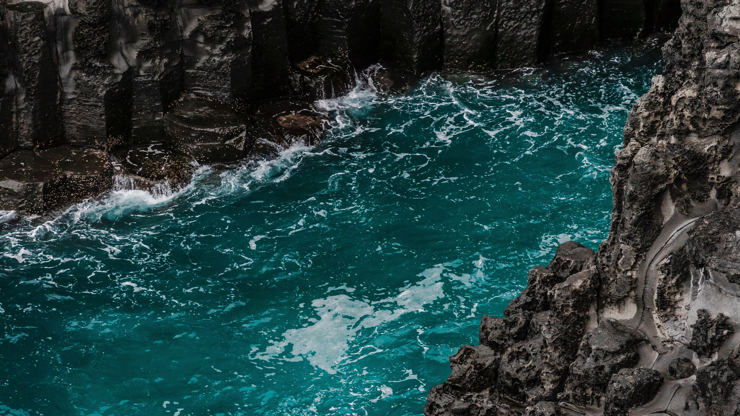 Falaise, Corps de L'eau, Eau, Blue, Turquoise. Wallpaper in 2560x1440 Resolution