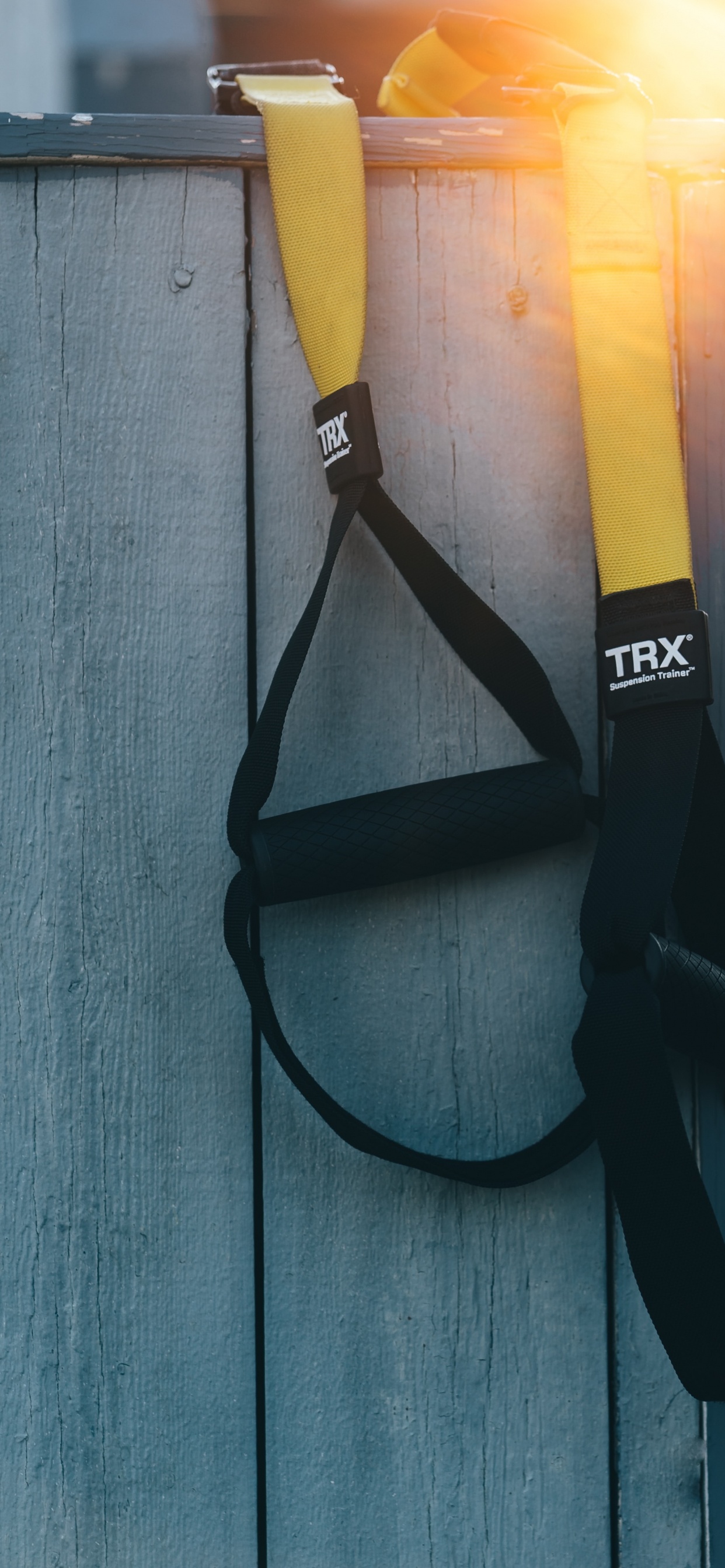 Correa Negra Sobre Superficie de Madera Azul. Wallpaper in 1242x2688 Resolution