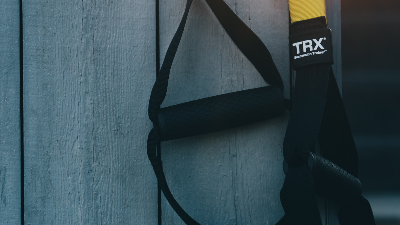 Correa Negra Sobre Superficie de Madera Azul. Wallpaper in 1366x768 Resolution