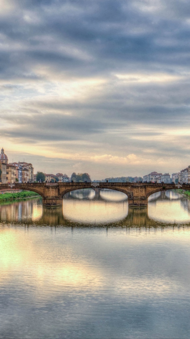 Braunes Betongebäude in Der Nähe Des Flusses Unter Bewölktem Himmel Tagsüber. Wallpaper in 720x1280 Resolution