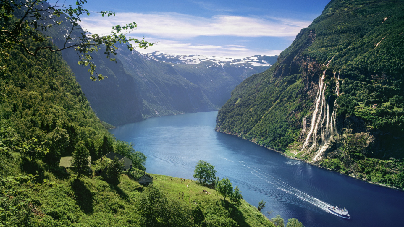 Tagsüber Grüne Berge Und Fluss Unter Blauem Himmel. Wallpaper in 1366x768 Resolution