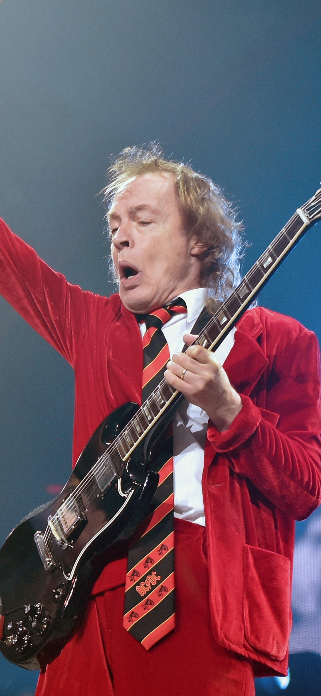 Angus Young, Concert, ac Dc, Guns N Roses, Performance. Wallpaper in 1125x2436 Resolution