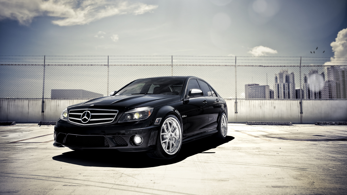 Schwarzes Mercedes-Benz-Coupé, Das Tagsüber in Der Nähe Eines Weißen Metallzauns Geparkt Ist. Wallpaper in 1366x768 Resolution