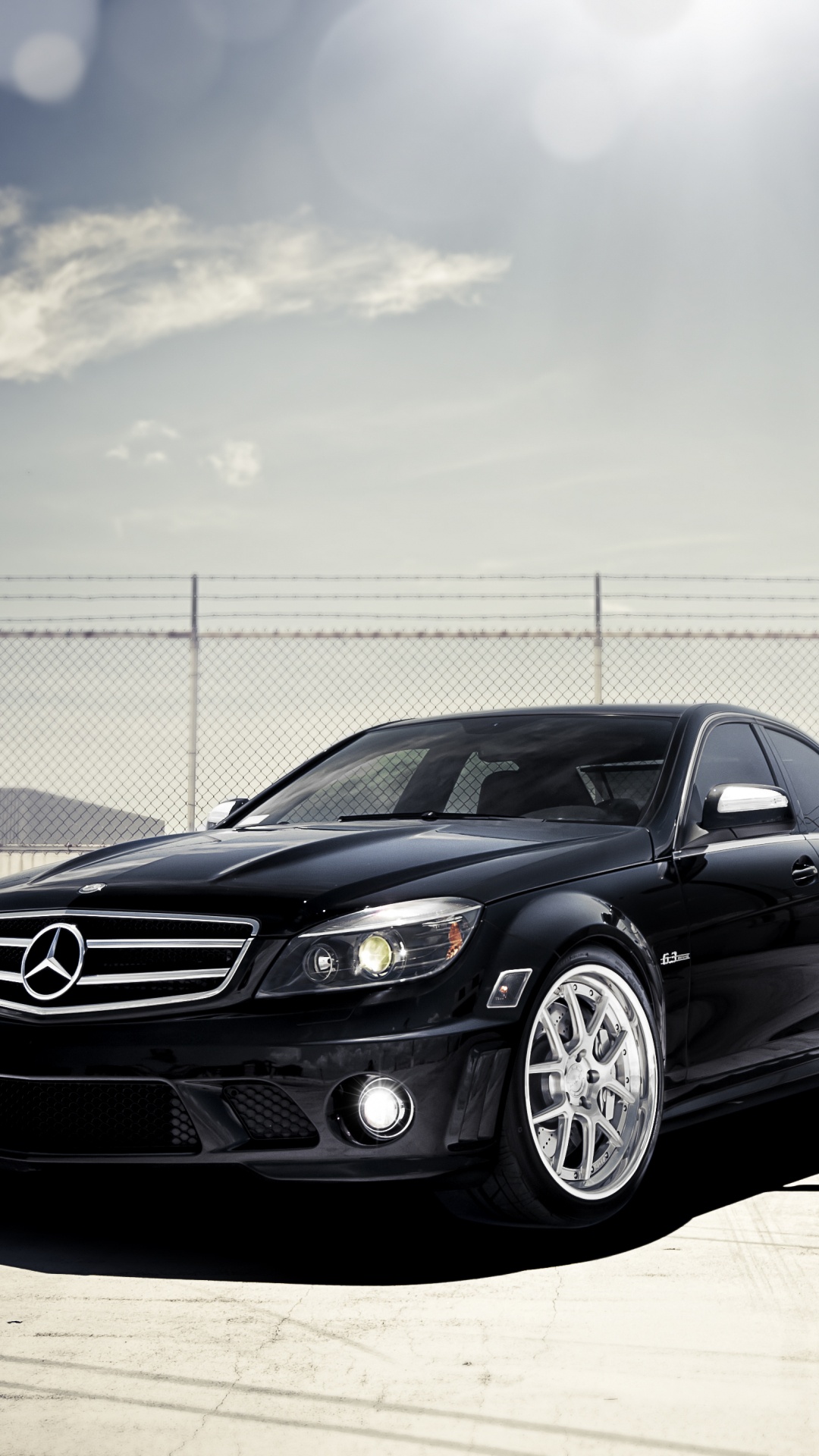 Mercedes Benz Coupé Noir Garé Près D'une Clôture en Métal Blanc Pendant la Journée. Wallpaper in 1080x1920 Resolution