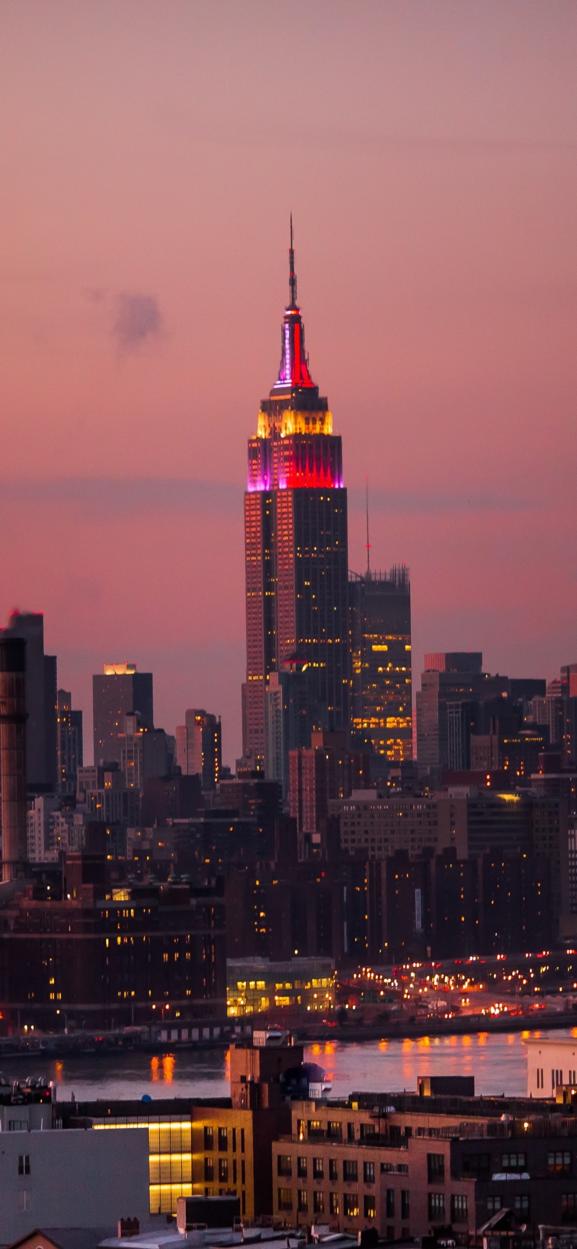 Horizonte de la Ciudad Durante la Noche. Wallpaper in 1125x2436 Resolution