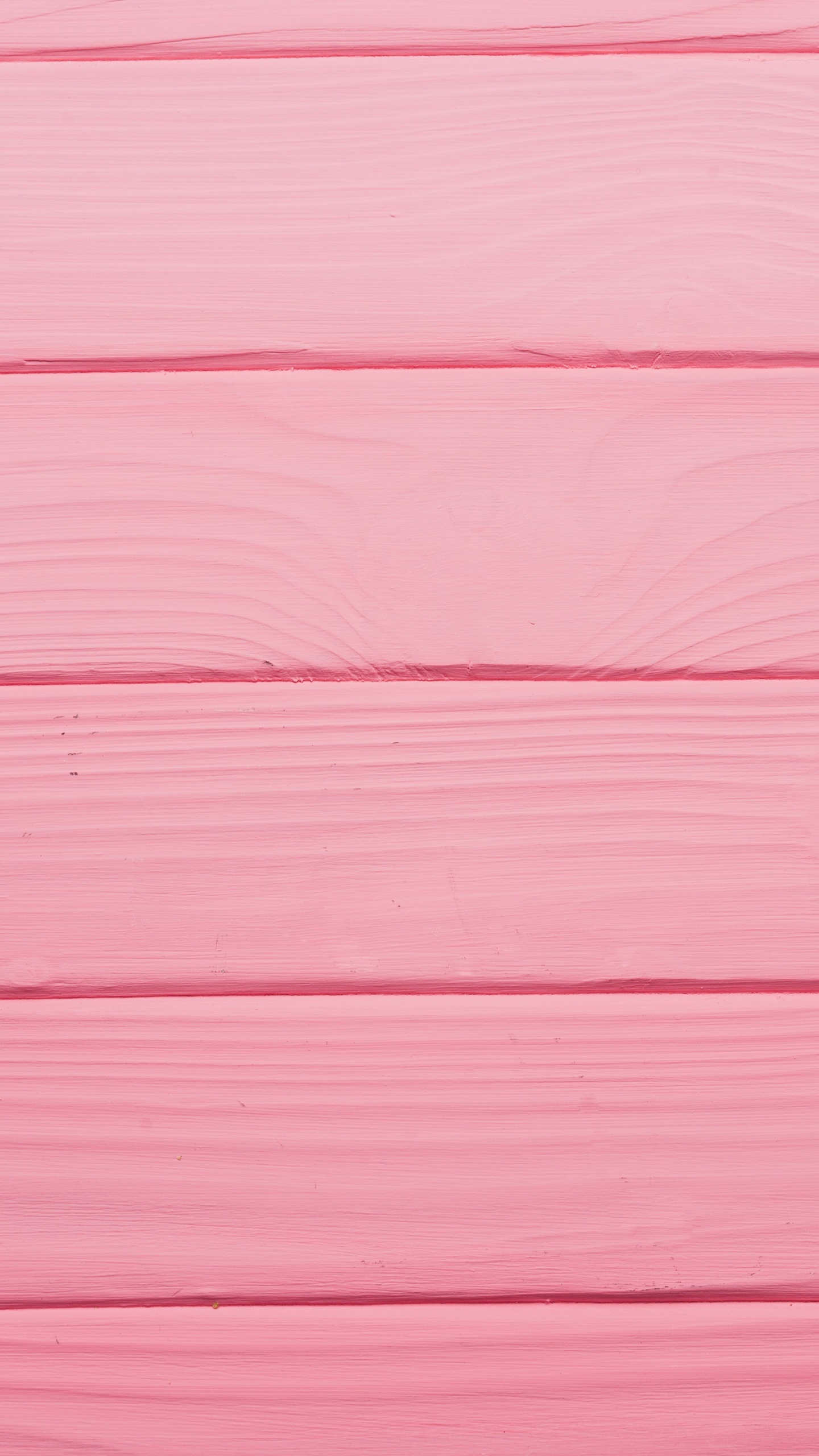 Rote Holzwand Mit Goldkette. Wallpaper in 1440x2560 Resolution