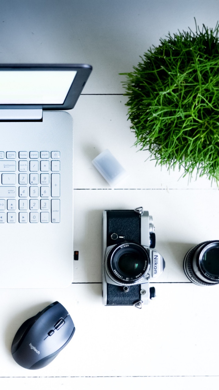 Black and Silver Camera Beside Silver Macbook. Wallpaper in 720x1280 Resolution