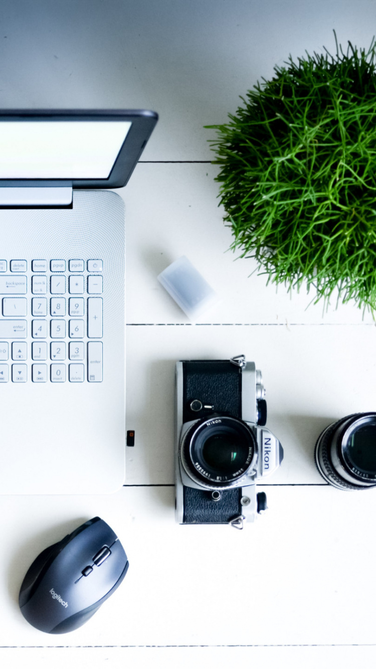 Black and Silver Camera Beside Silver Macbook. Wallpaper in 750x1334 Resolution