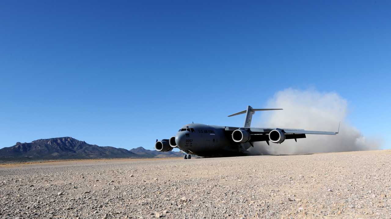 Gray and Black Plane on Brown Sand Under Blue Sky During Daytime. Wallpaper in 1280x720 Resolution