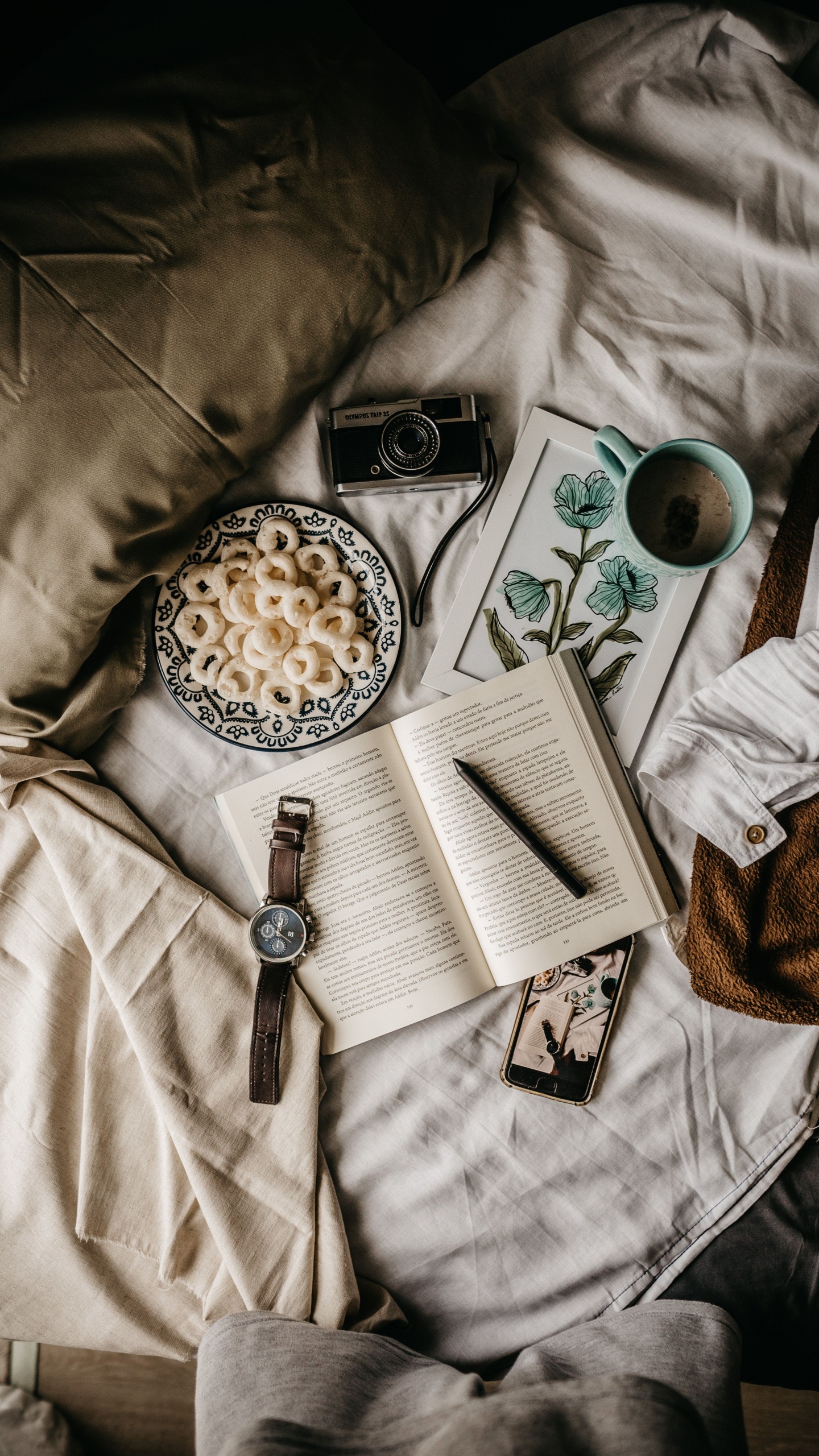 Mug en Céramique Blanche Sur Textile Blanc. Wallpaper in 1440x2560 Resolution