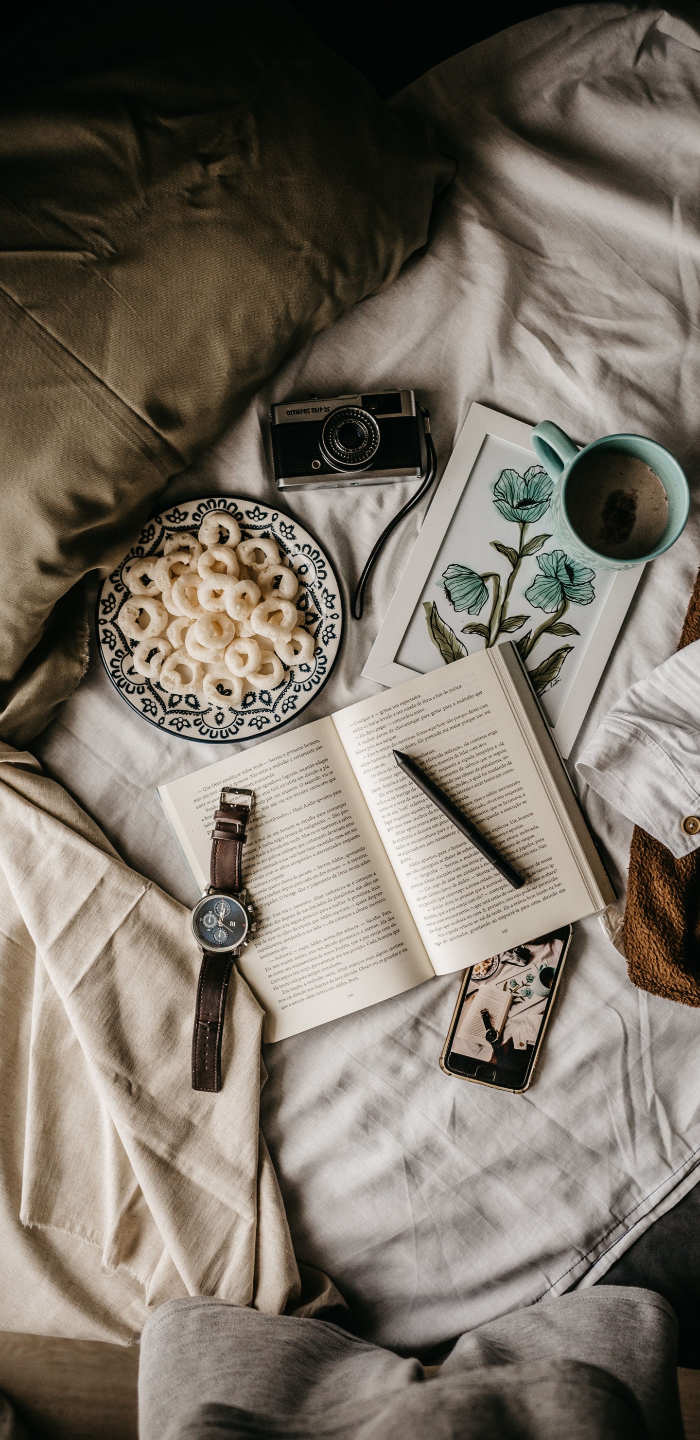 Mug en Céramique Blanche Sur Textile Blanc. Wallpaper in 1440x2960 Resolution