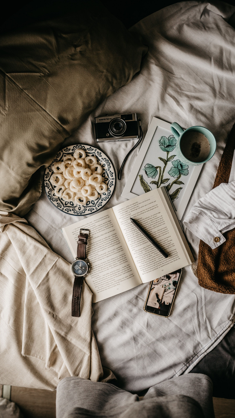 Weiße Keramiktasse Auf Weißem Textil. Wallpaper in 750x1334 Resolution