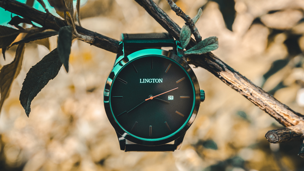 Reloj Analógico Negro y Verde Con Varilla de Madera Marrón. Wallpaper in 1280x720 Resolution