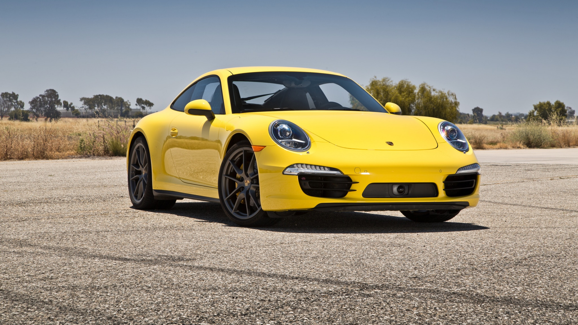 Porsche 911 Amarillo en la Carretera de Hormigón Gris Durante el Día. Wallpaper in 1920x1080 Resolution