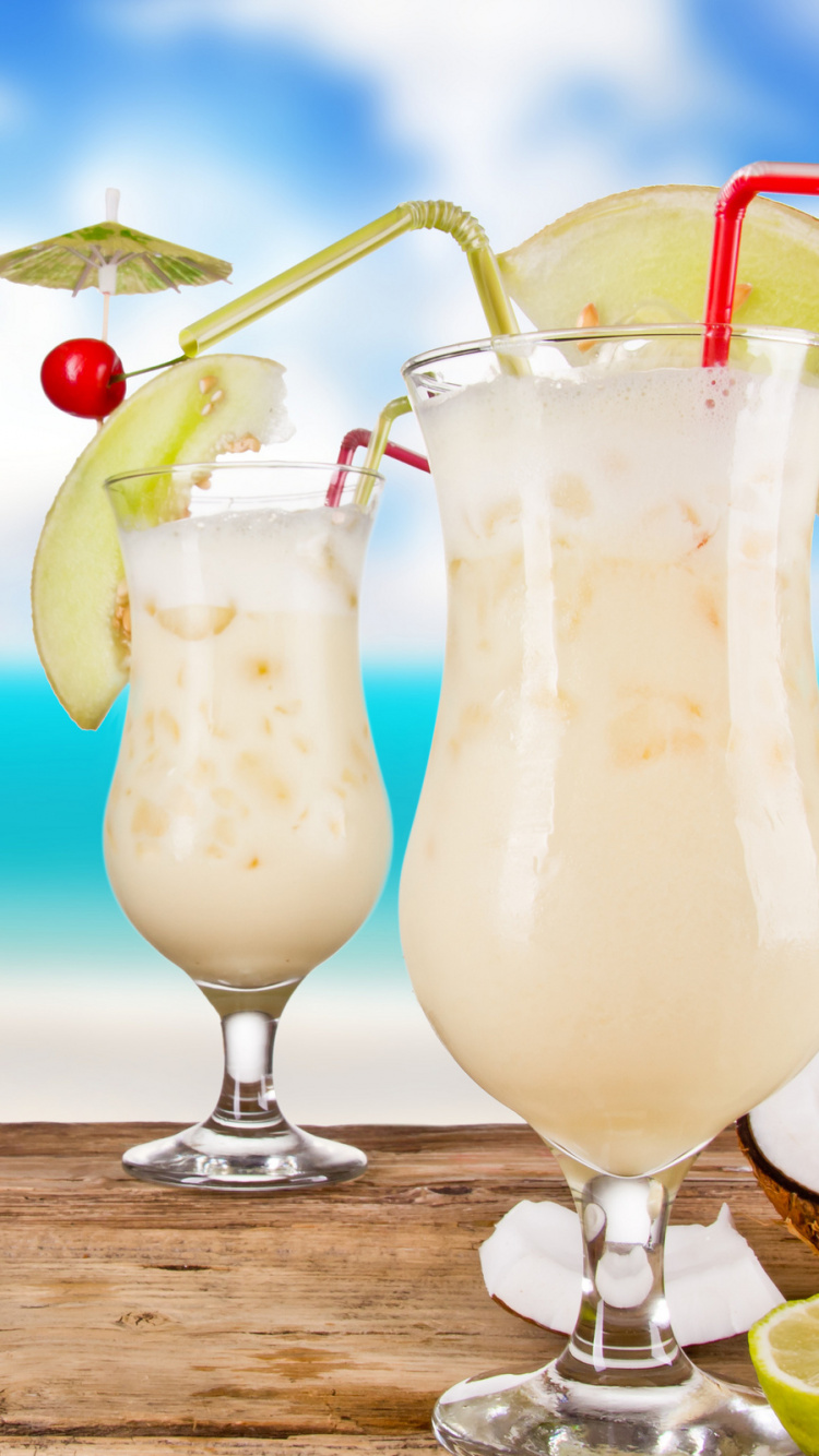 Zwei Klare Weingläser Mit Gelber Flüssigkeit. Wallpaper in 750x1334 Resolution