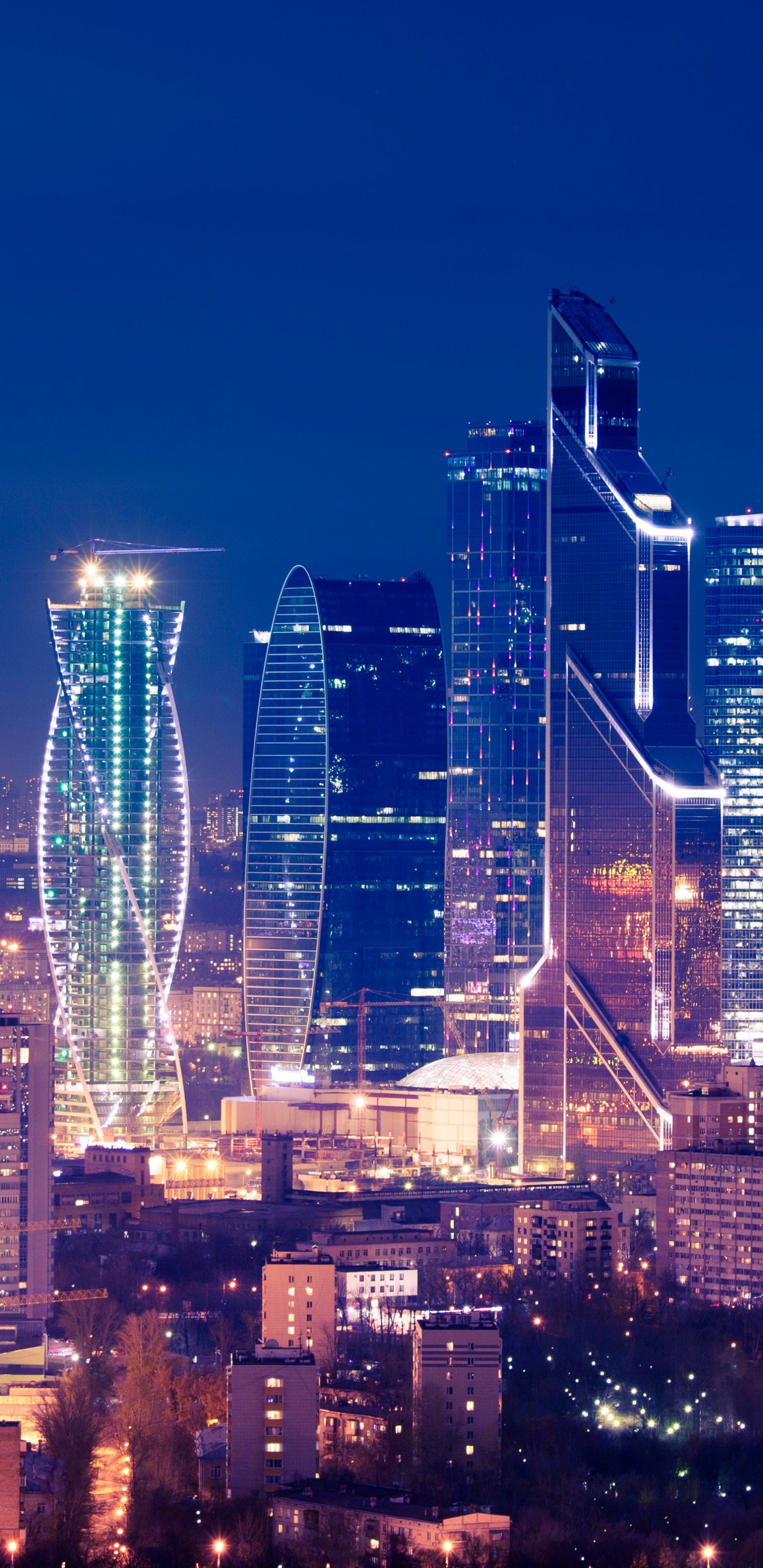 Horizon de la Ville Pendant la Nuit. Wallpaper in 1440x2960 Resolution