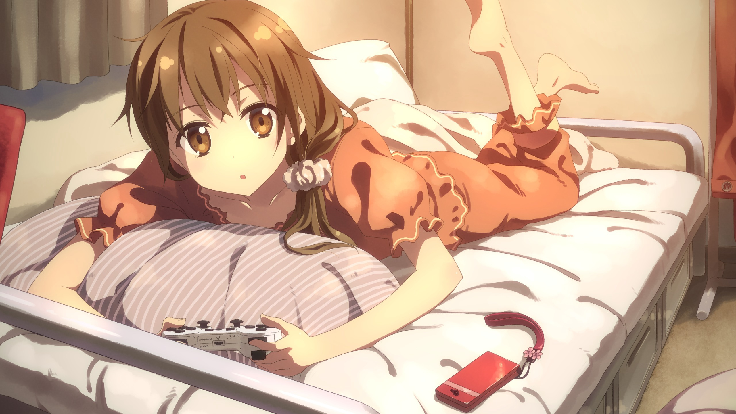 Braunhaarige Mädchen Anime-Figur Auf Dem Bett Liegend. Wallpaper in 2560x1440 Resolution