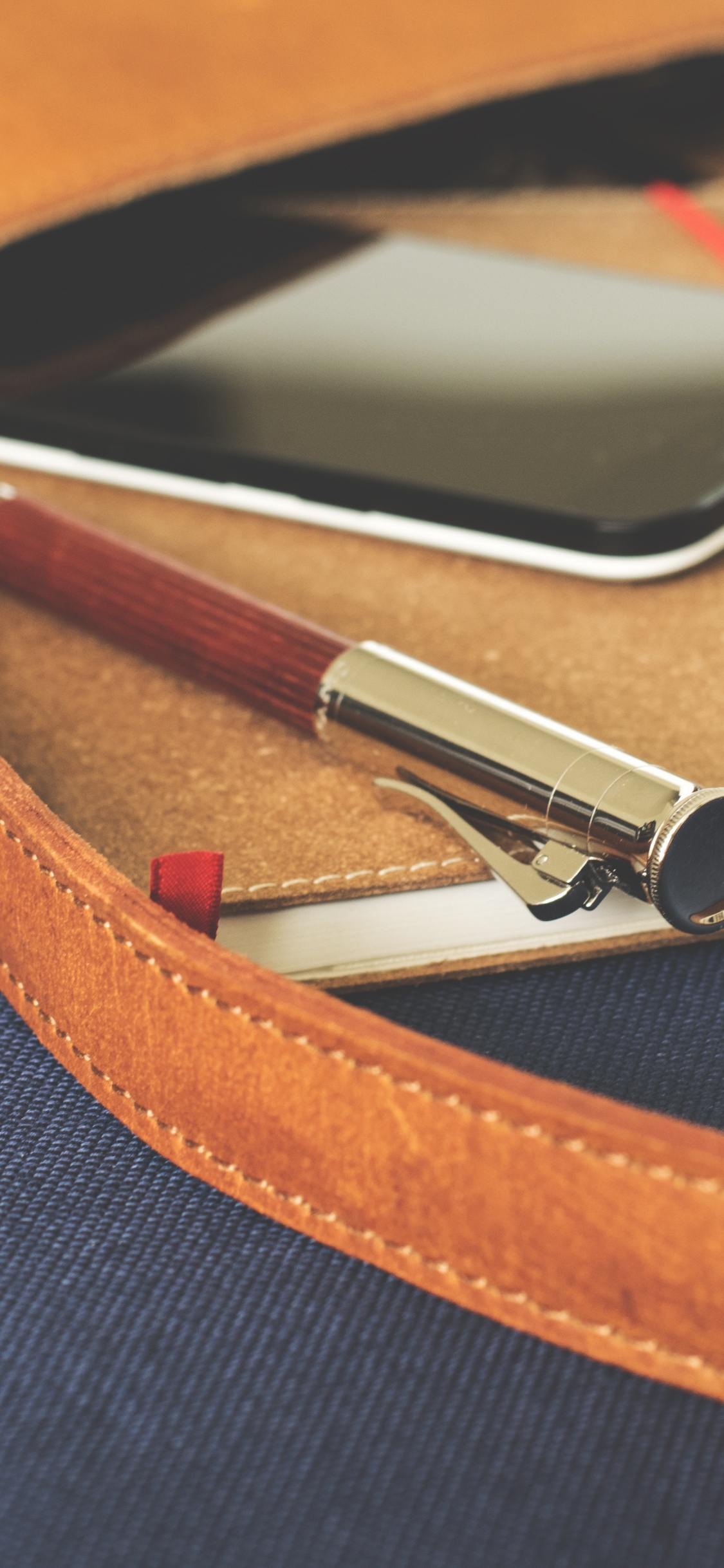 Bronceado, Cuero, Cremallera, Accesorio de Moda, Cartera. Wallpaper in 1125x2436 Resolution