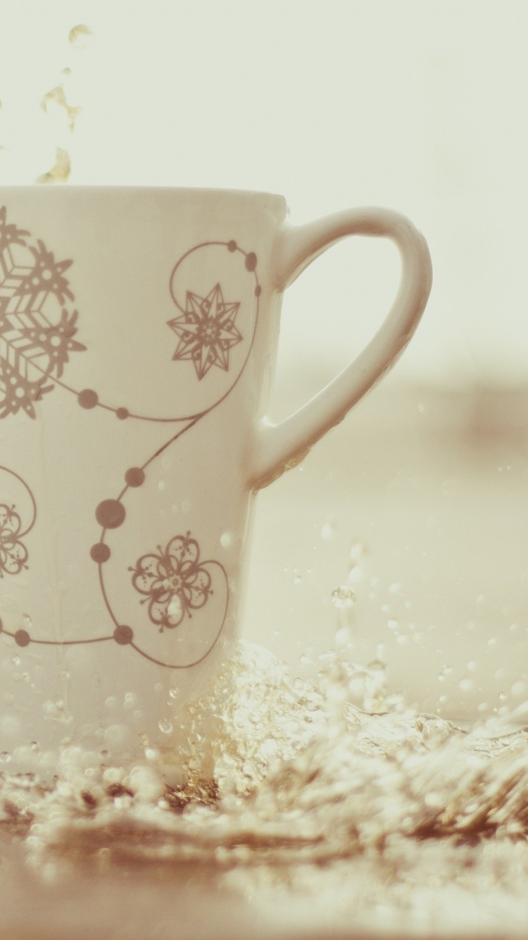 Tasse en Céramique Blanche Sur Table Blanche. Wallpaper in 750x1334 Resolution