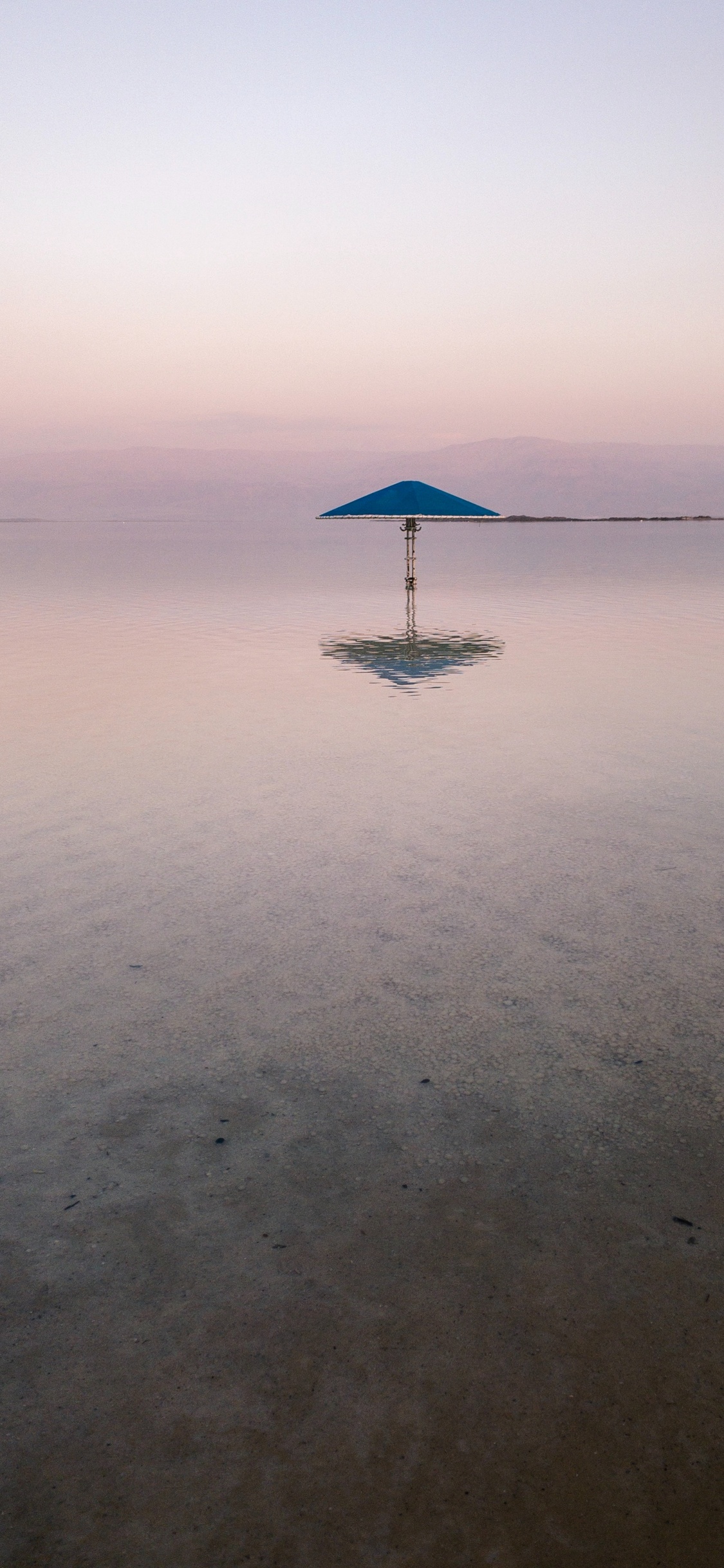 Paraguas, Agua, Mar, Reflexión, Calma. Wallpaper in 1125x2436 Resolution
