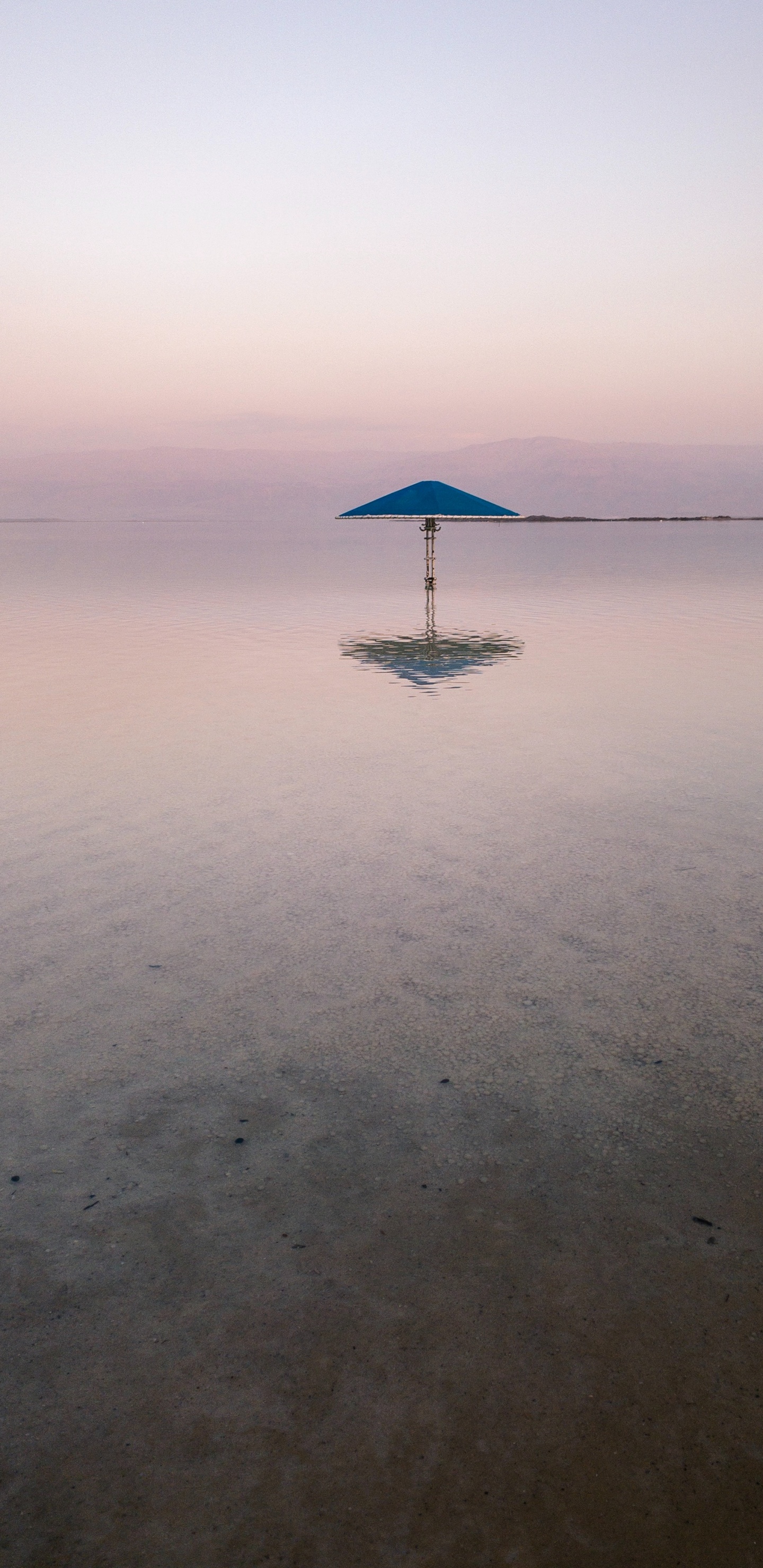 Parapluie, Eau, Horizon, Mer, Réflexion. Wallpaper in 1440x2960 Resolution