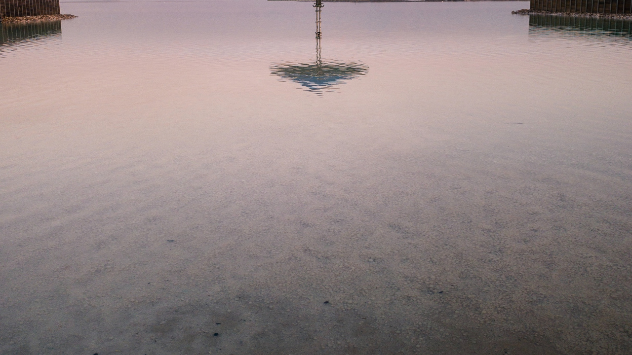 Regenschirm, Wasser, Horizont, Meer, Reflexion. Wallpaper in 1280x720 Resolution