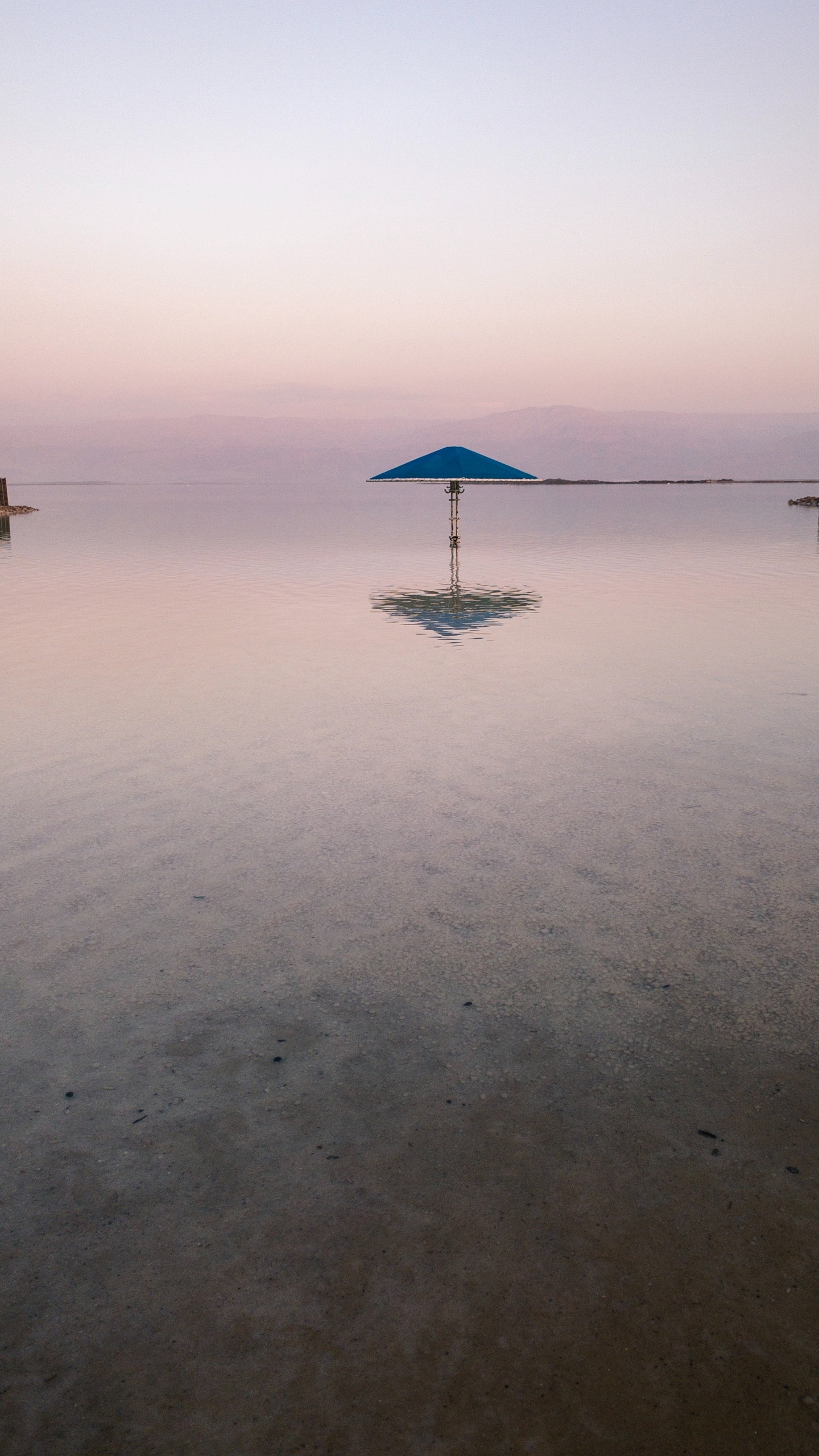 Regenschirm, Wasser, Horizont, Meer, Reflexion. Wallpaper in 1440x2560 Resolution