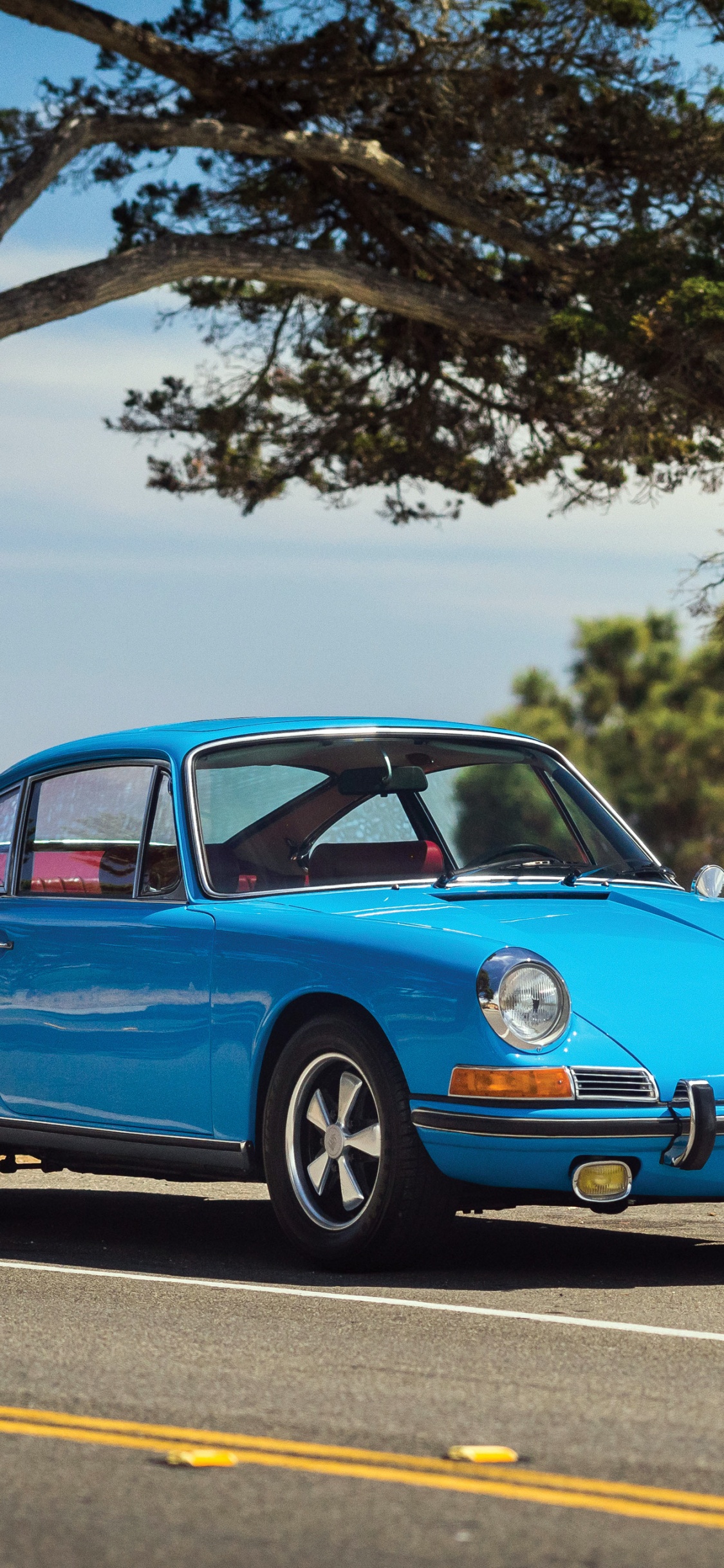Blauer Porsche 911 Tagsüber Auf Der Straße Geparkt. Wallpaper in 1125x2436 Resolution