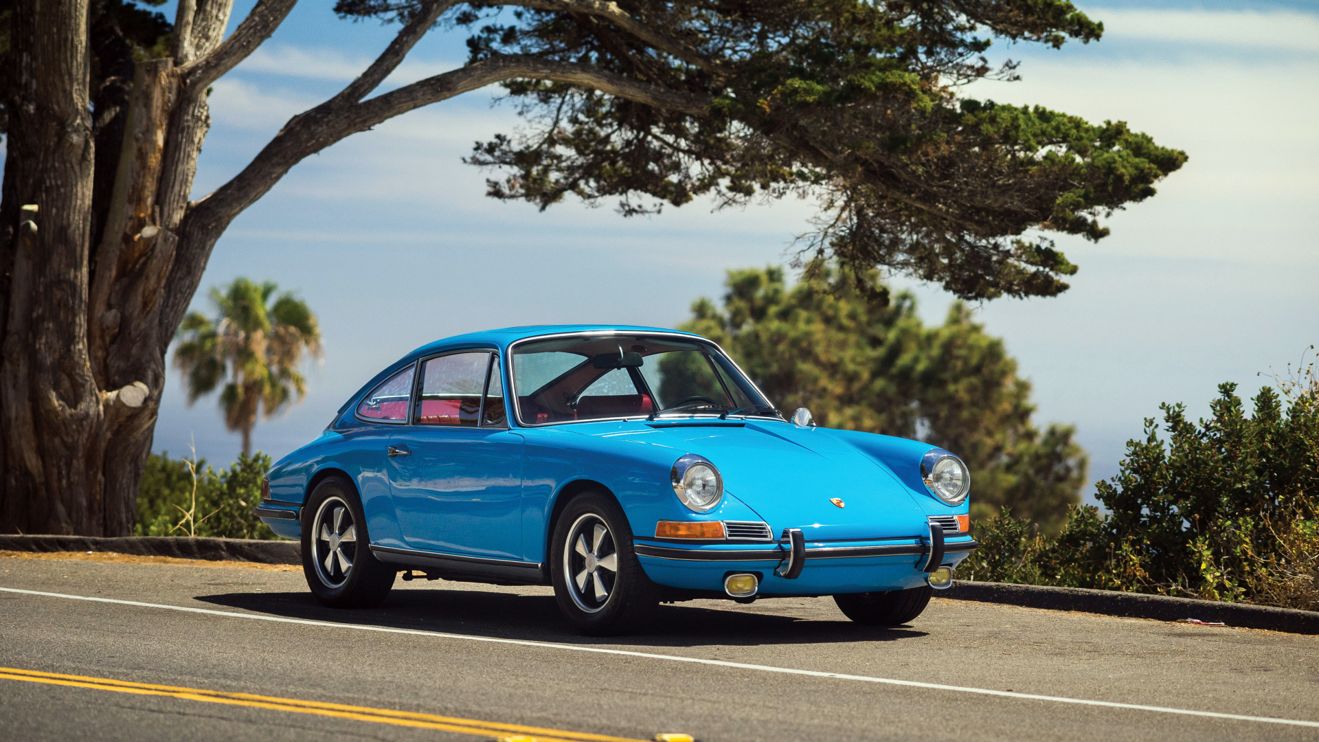 Blauer Porsche 911 Tagsüber Auf Der Straße Geparkt. Wallpaper in 1920x1080 Resolution