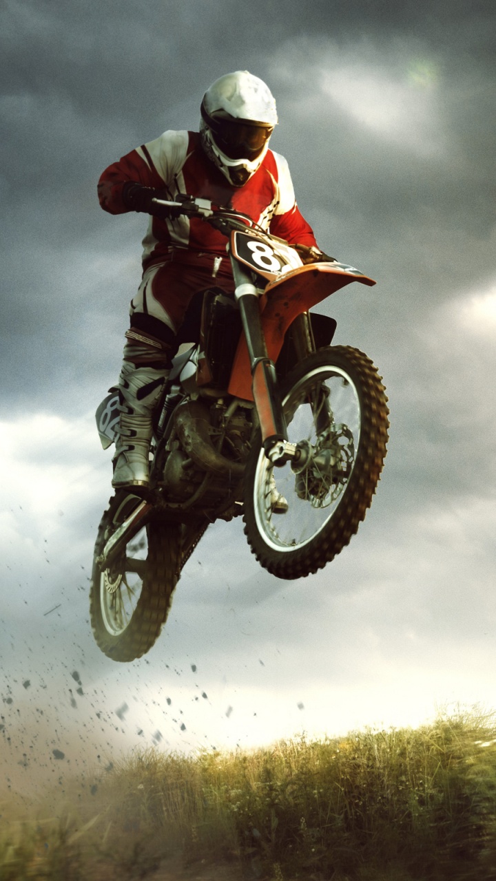 Mann im Rot-weißen Motocross-Anzug, Der Motocross-Dirt-Bike Fährt. Wallpaper in 720x1280 Resolution