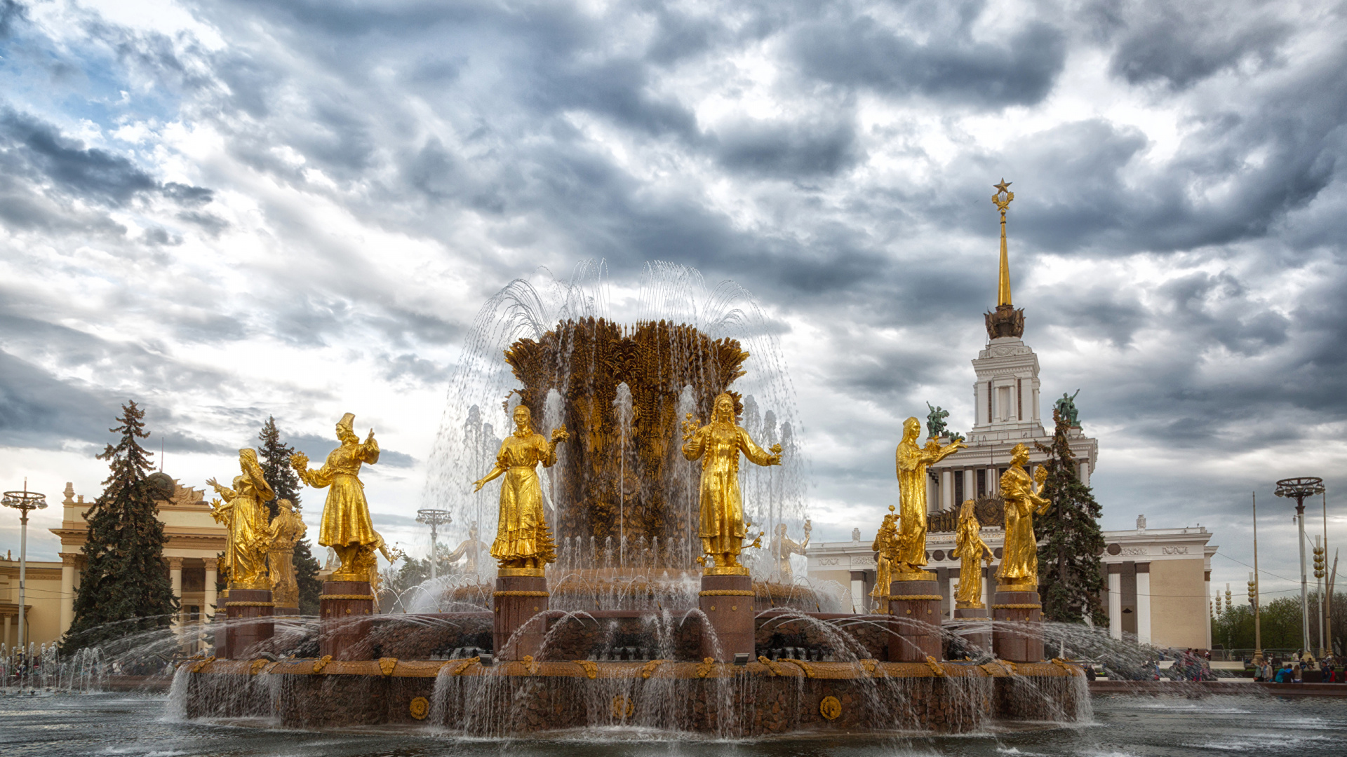 Statue D'or Sous un Ciel Nuageux Pendant la Journée. Wallpaper in 1920x1080 Resolution