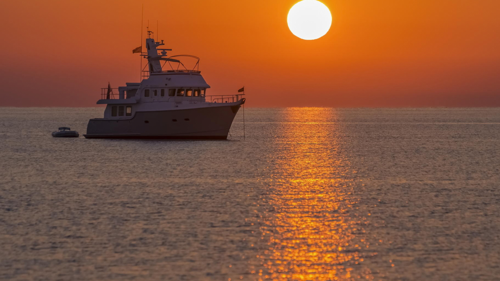 Bateau Blanc et Noir Sur la Mer Pendant le Coucher du Soleil. Wallpaper in 1920x1080 Resolution