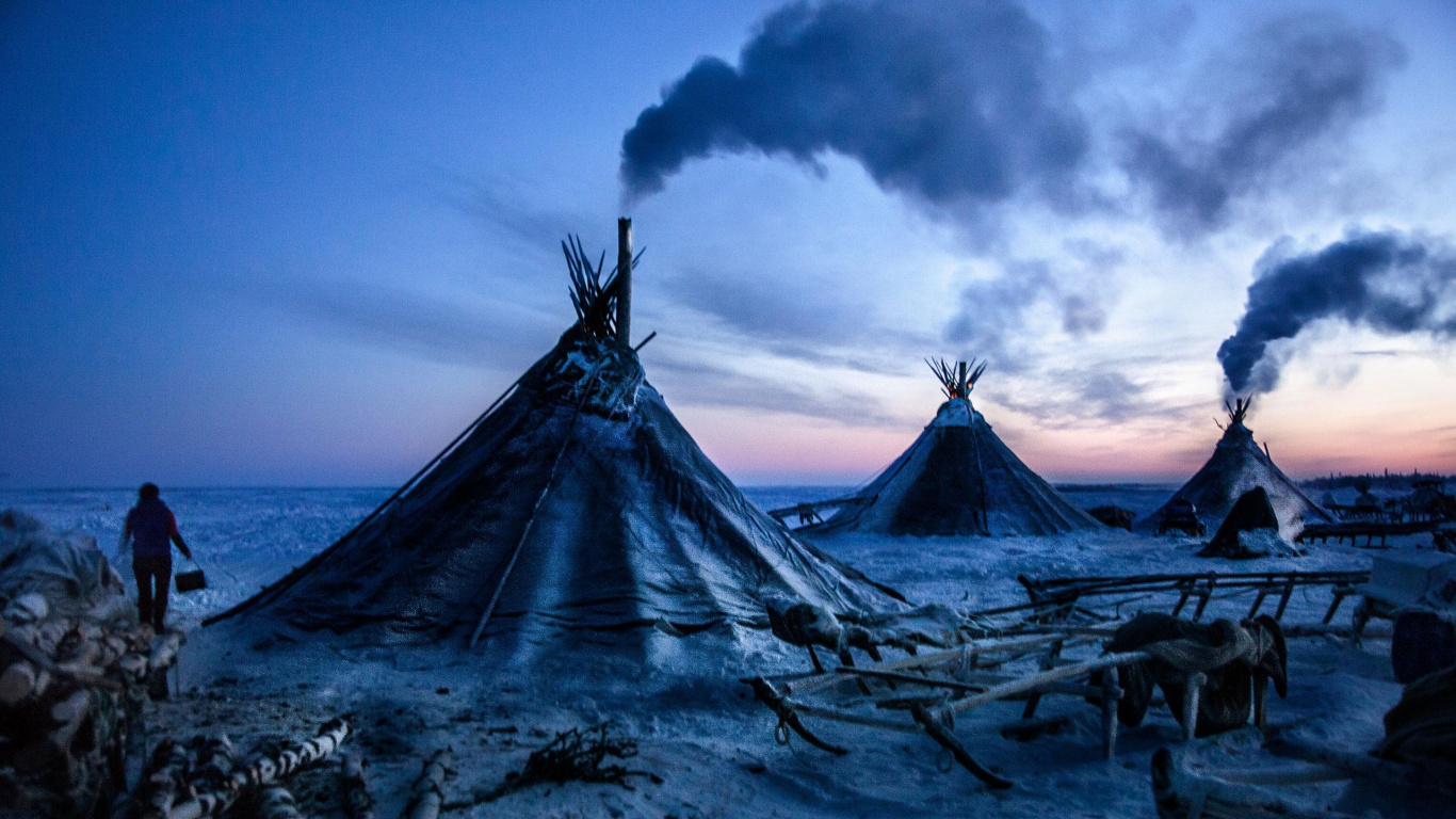 Arena Gris en la Playa Bajo el Cielo Nublado Durante el Día. Wallpaper in 1366x768 Resolution