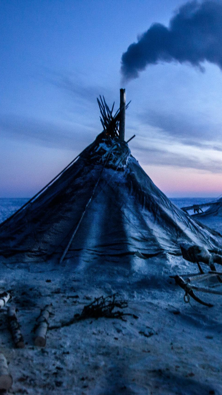 Arena Gris en la Playa Bajo el Cielo Nublado Durante el Día. Wallpaper in 750x1334 Resolution