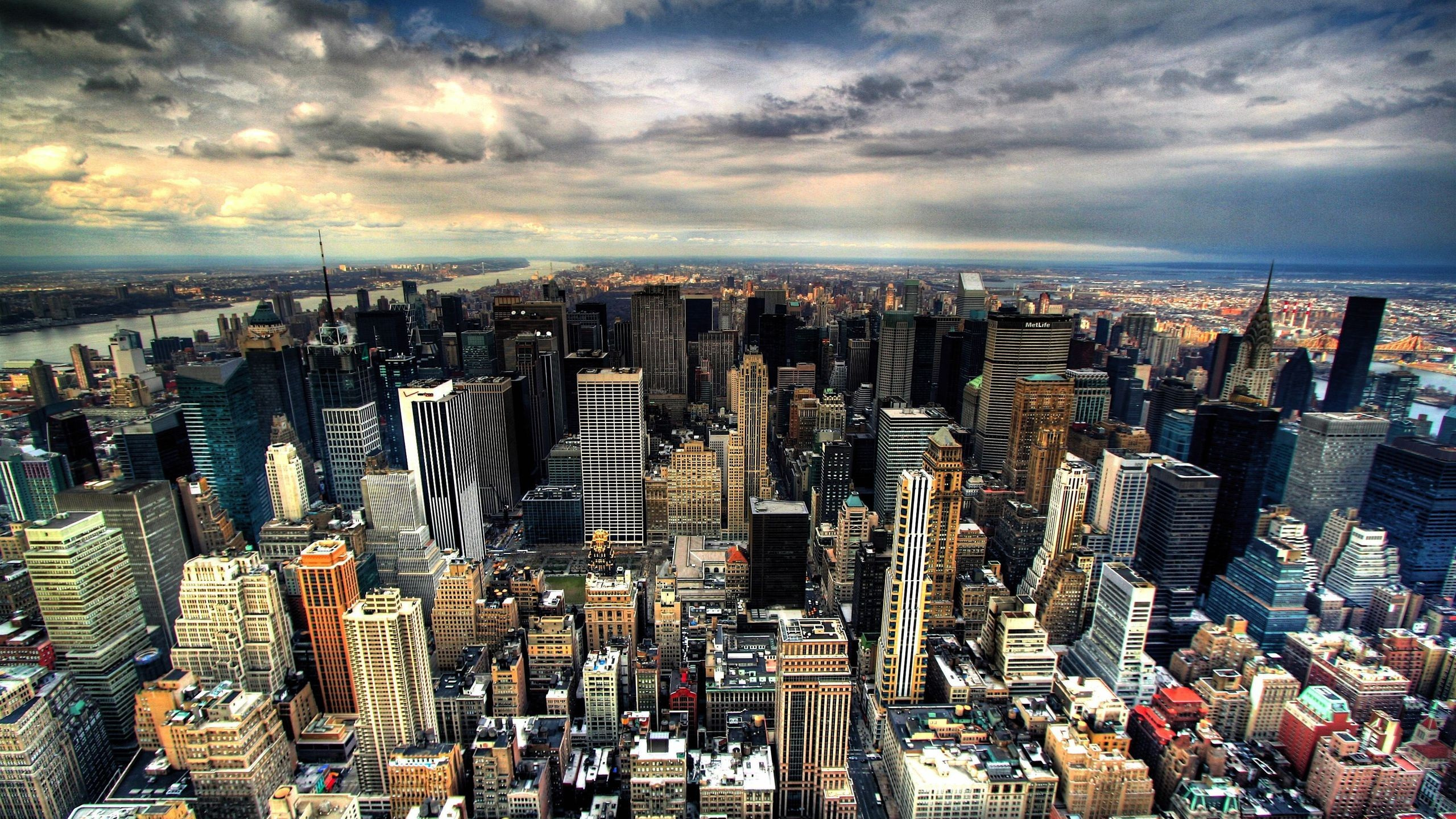 Vue Aérienne Des Bâtiments de la Ville Pendant la Journée. Wallpaper in 2560x1440 Resolution