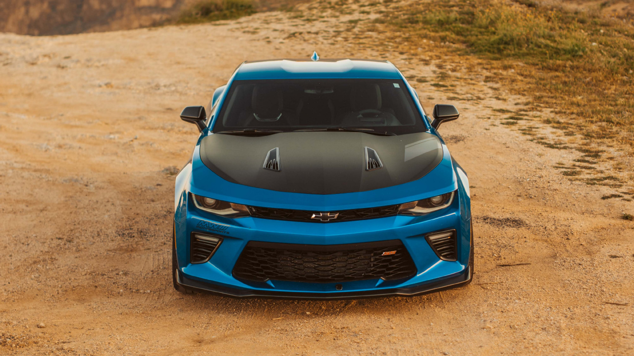 Blauer Chevrolet Camaro Auf Braunem Sand. Wallpaper in 1280x720 Resolution
