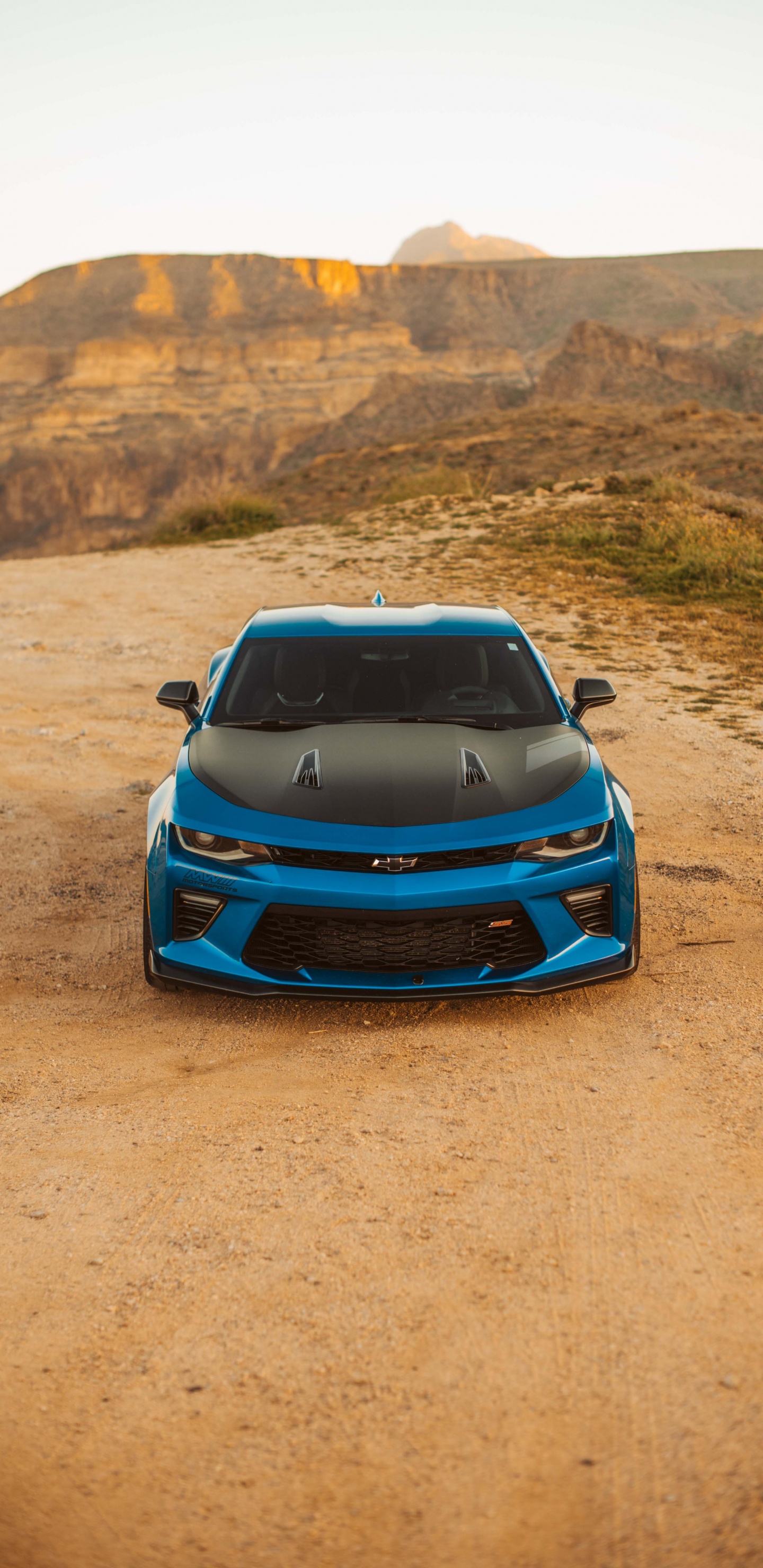 Chevrolet Camaro Azul Sobre Arena Marrón. Wallpaper in 1440x2960 Resolution