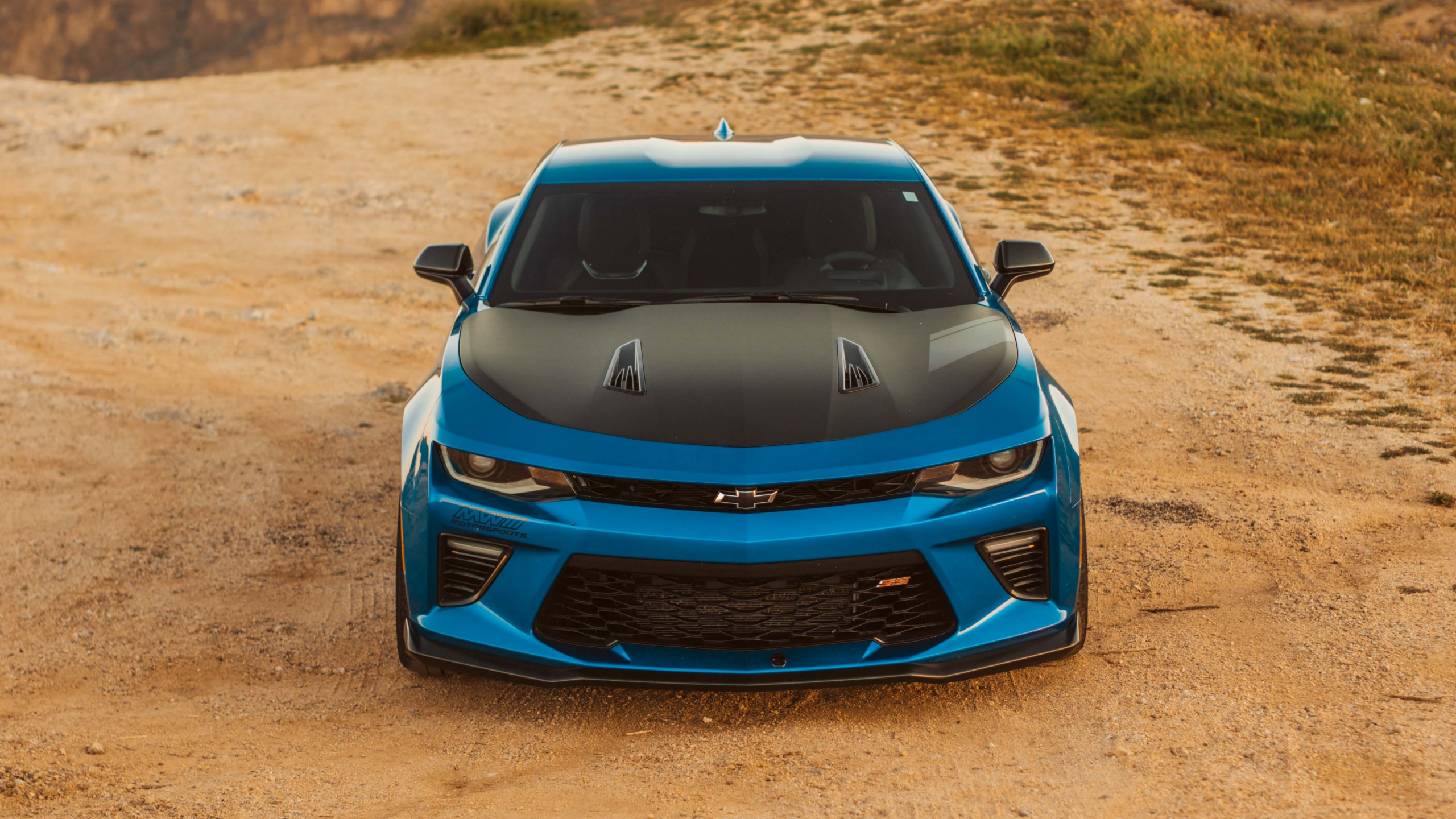 Chevrolet Camaro Azul Sobre Arena Marrón. Wallpaper in 2560x1440 Resolution