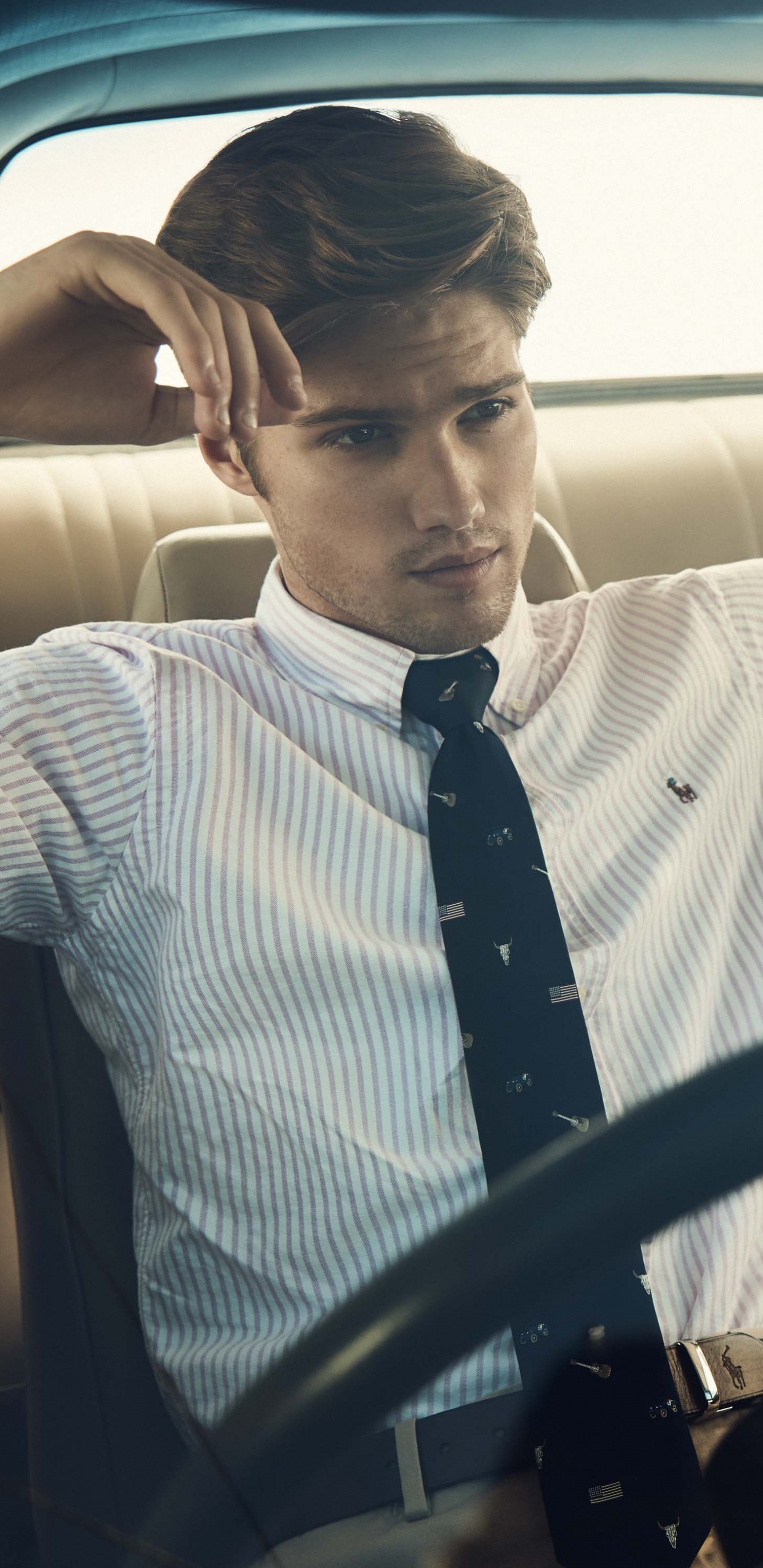 L'homme en Chemise à Manches Longues à Rayures Blanches et Noires au Volant D'une Voiture. Wallpaper in 1440x2960 Resolution