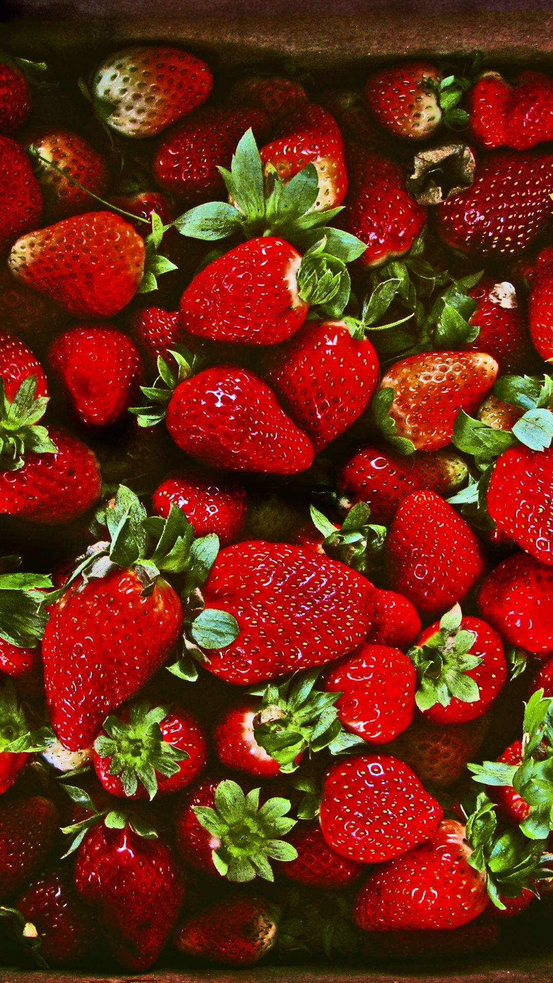 Erdbeeren im Braunen Holzbehälter. Wallpaper in 1080x1920 Resolution