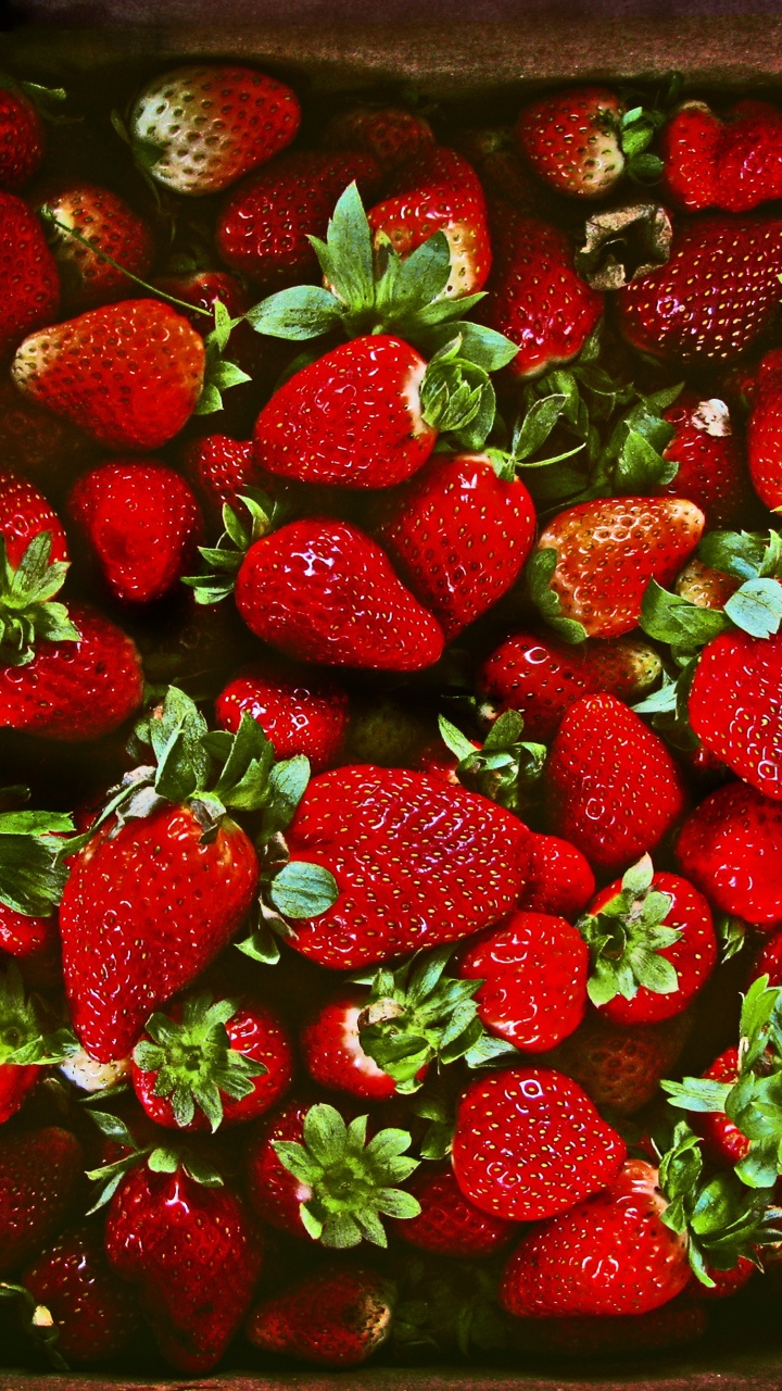 Erdbeeren im Braunen Holzbehälter. Wallpaper in 720x1280 Resolution