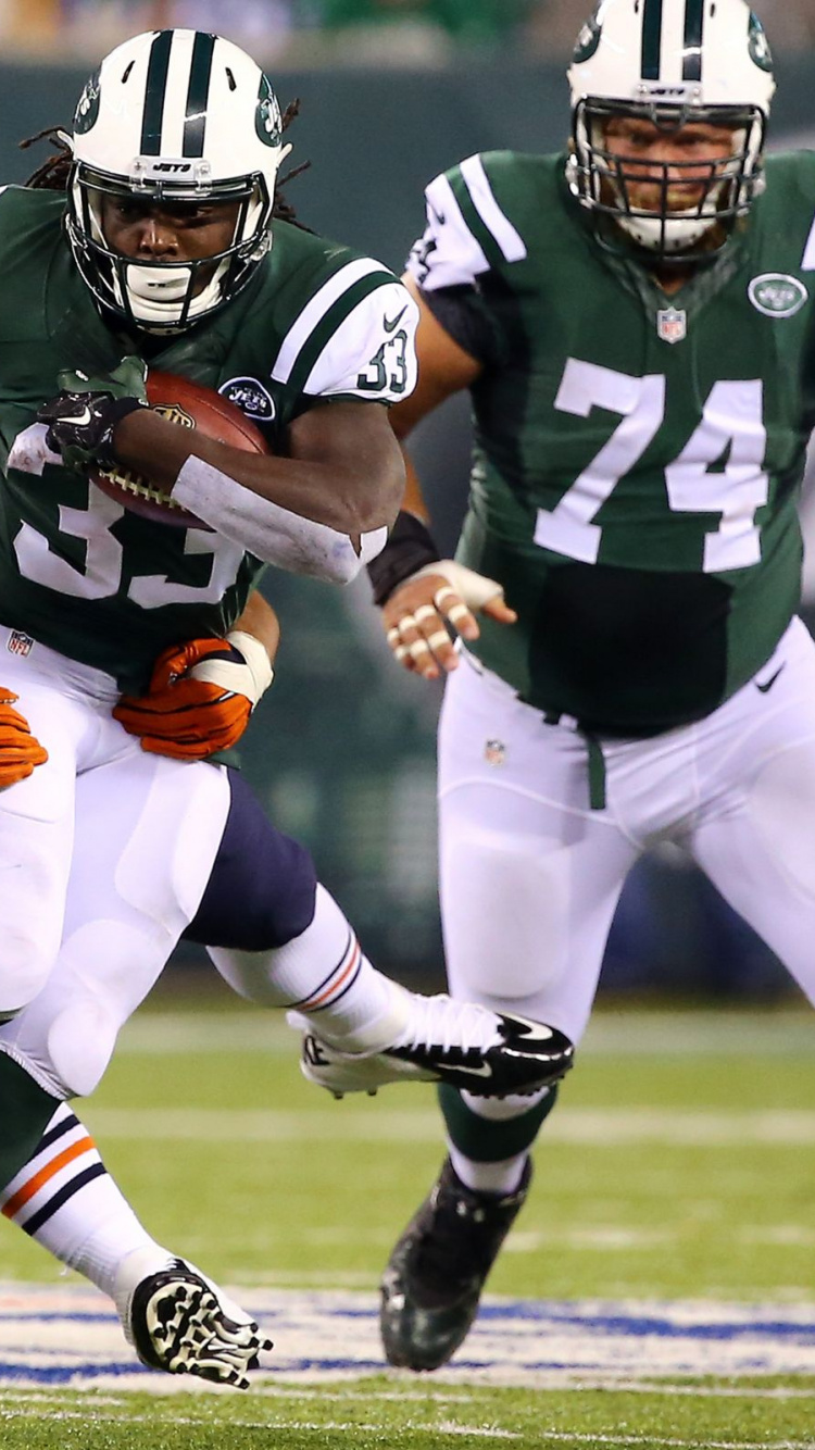 Football Players in Green and White Jersey Shirt. Wallpaper in 750x1334 Resolution