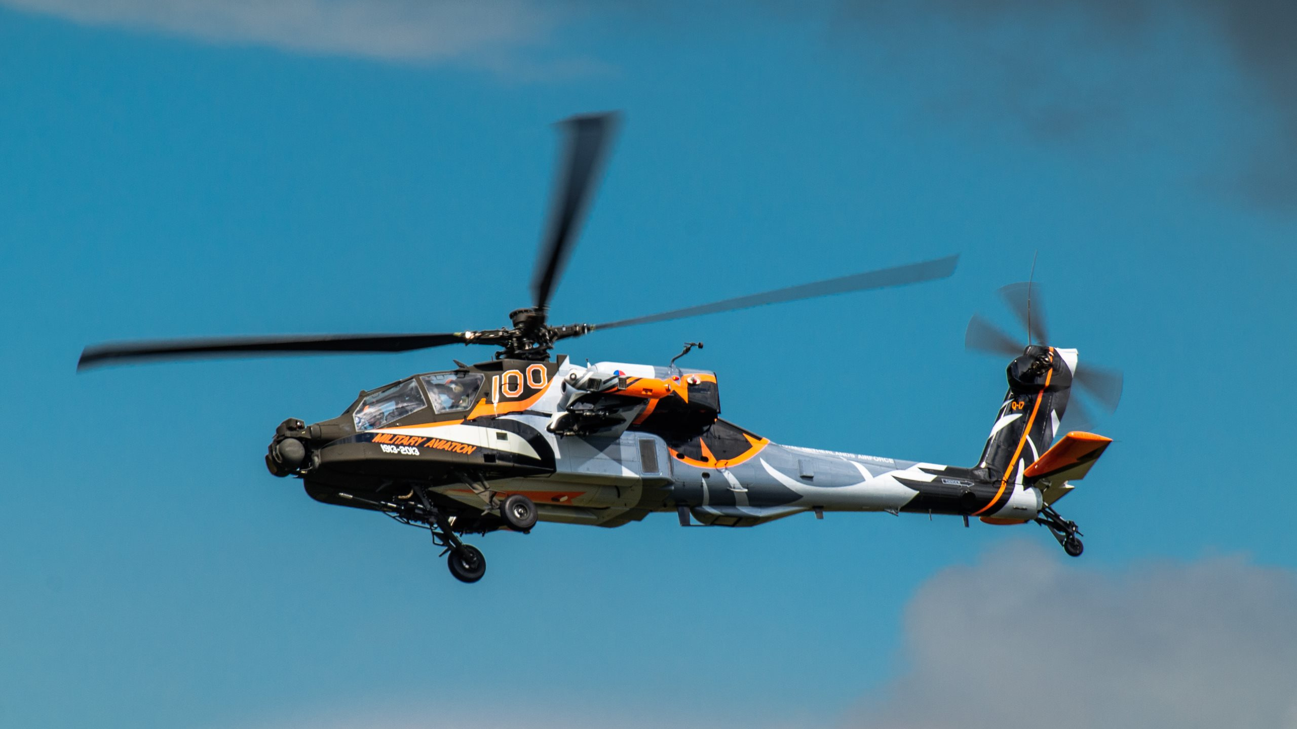 Helicóptero Naranja y Negro Volando en el Cielo. Wallpaper in 2560x1440 Resolution