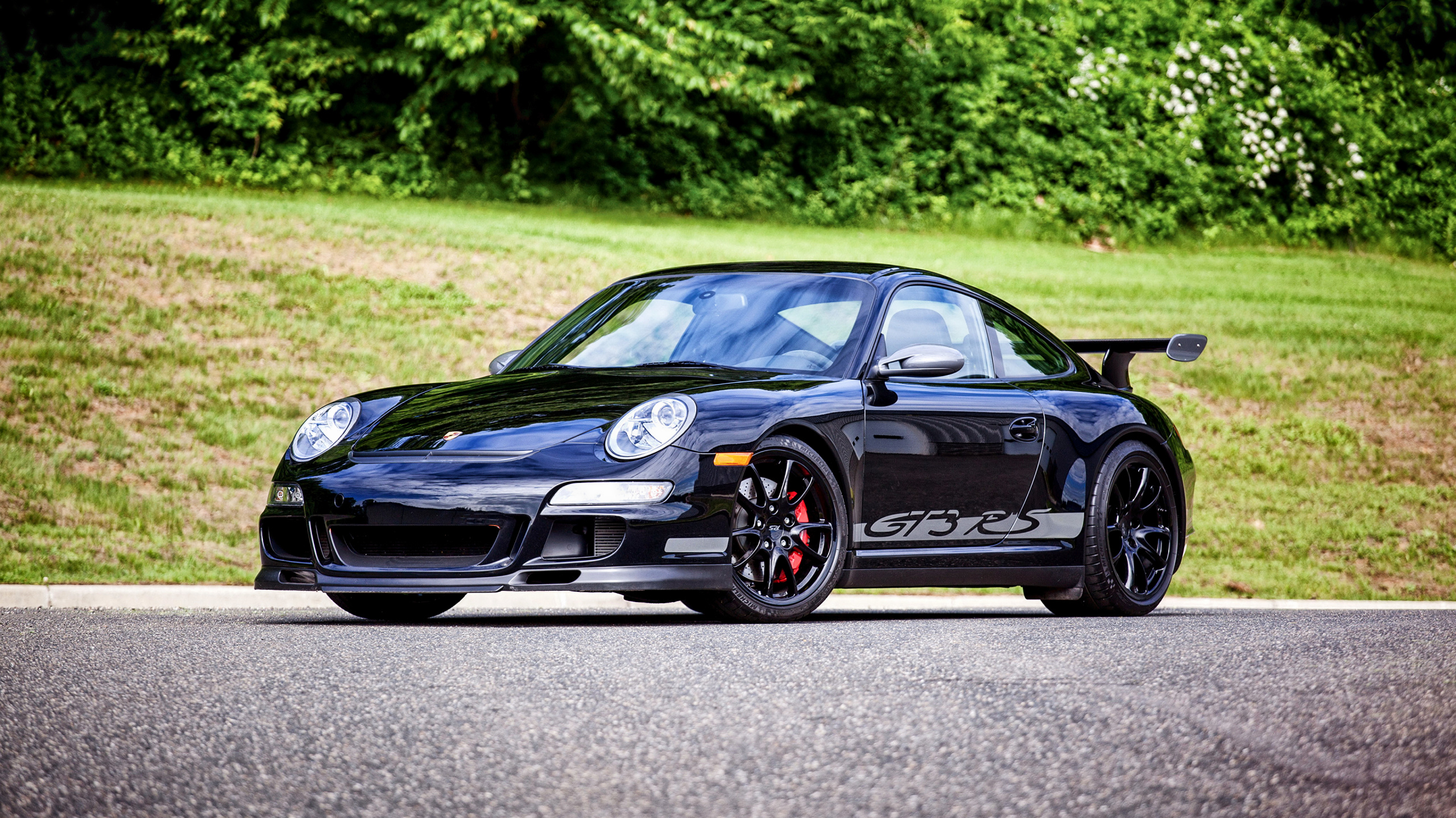 Porsche 911 Negro en la Carretera Durante el Día. Wallpaper in 2560x1440 Resolution