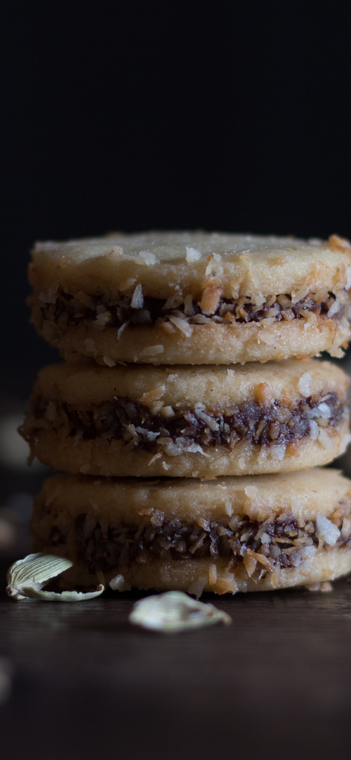 Biscuits Bruns Sur Table en Bois Brun. Wallpaper in 1125x2436 Resolution