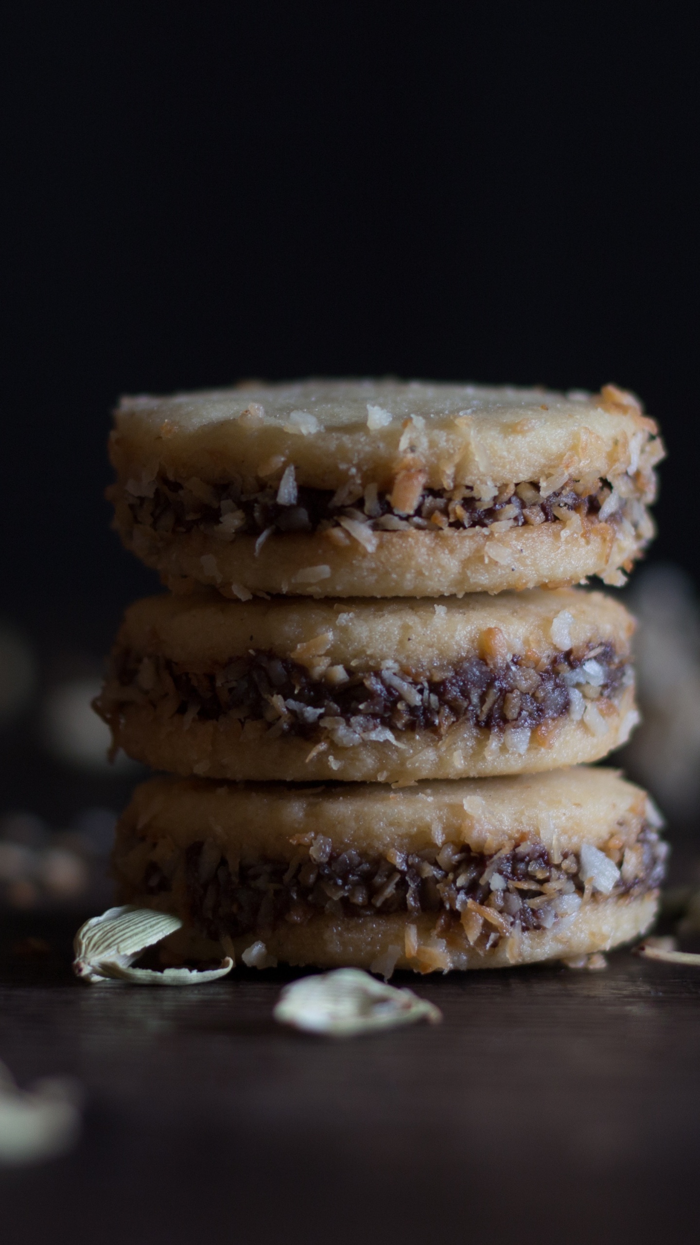 Biscuits Bruns Sur Table en Bois Brun. Wallpaper in 1440x2560 Resolution