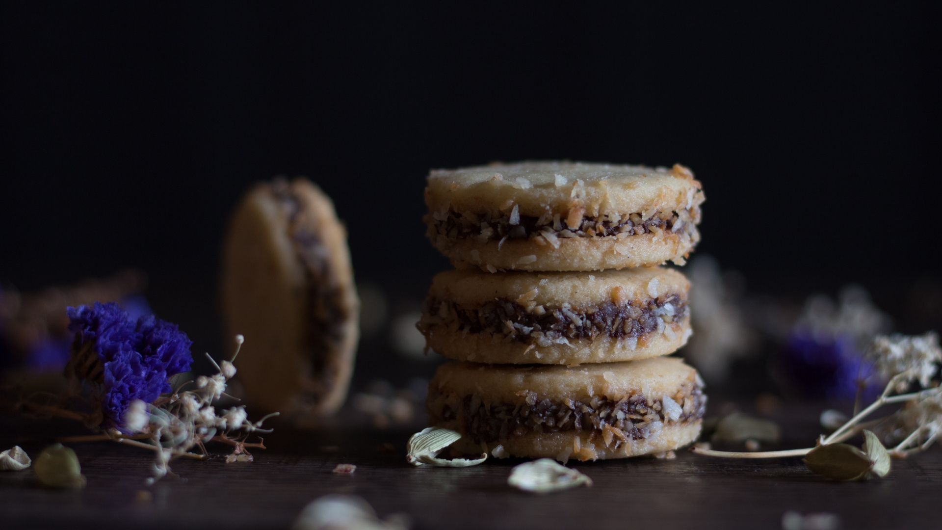 Biscuits Bruns Sur Table en Bois Brun. Wallpaper in 1920x1080 Resolution