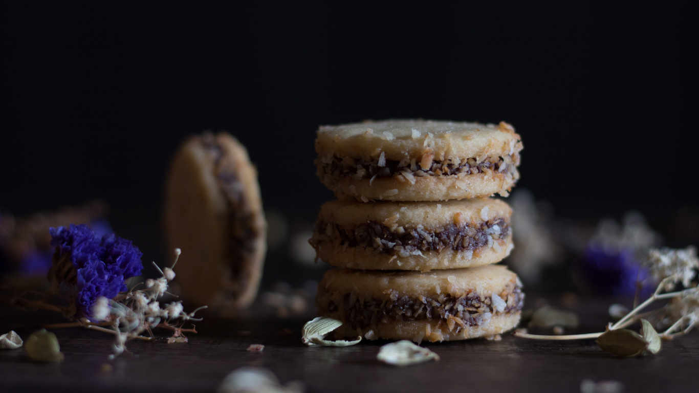 Galletas Marrones en la Mesa de Madera Marrón. Wallpaper in 1366x768 Resolution