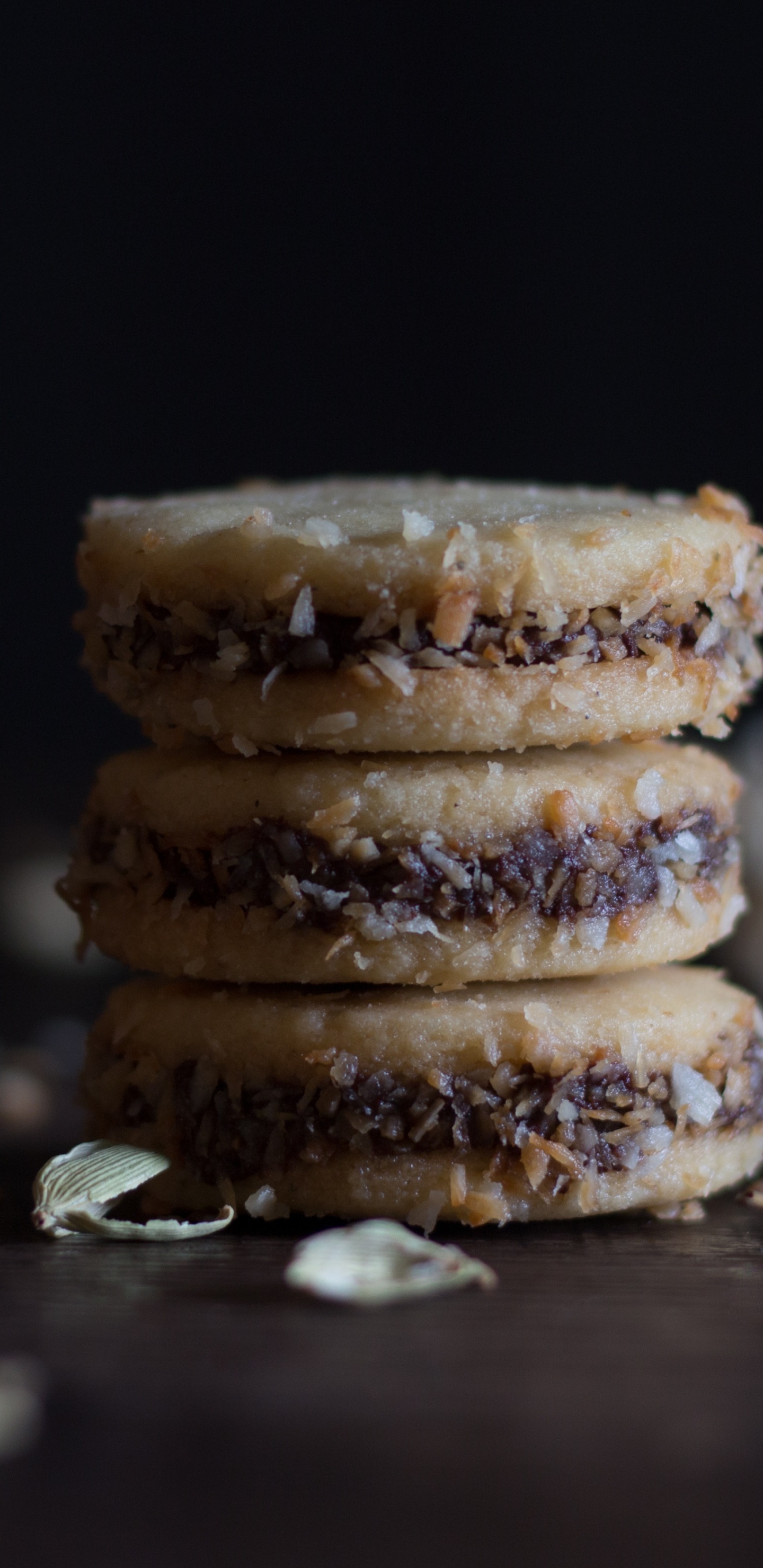 Braune Kekse Auf Braunem Holztisch. Wallpaper in 1440x2960 Resolution