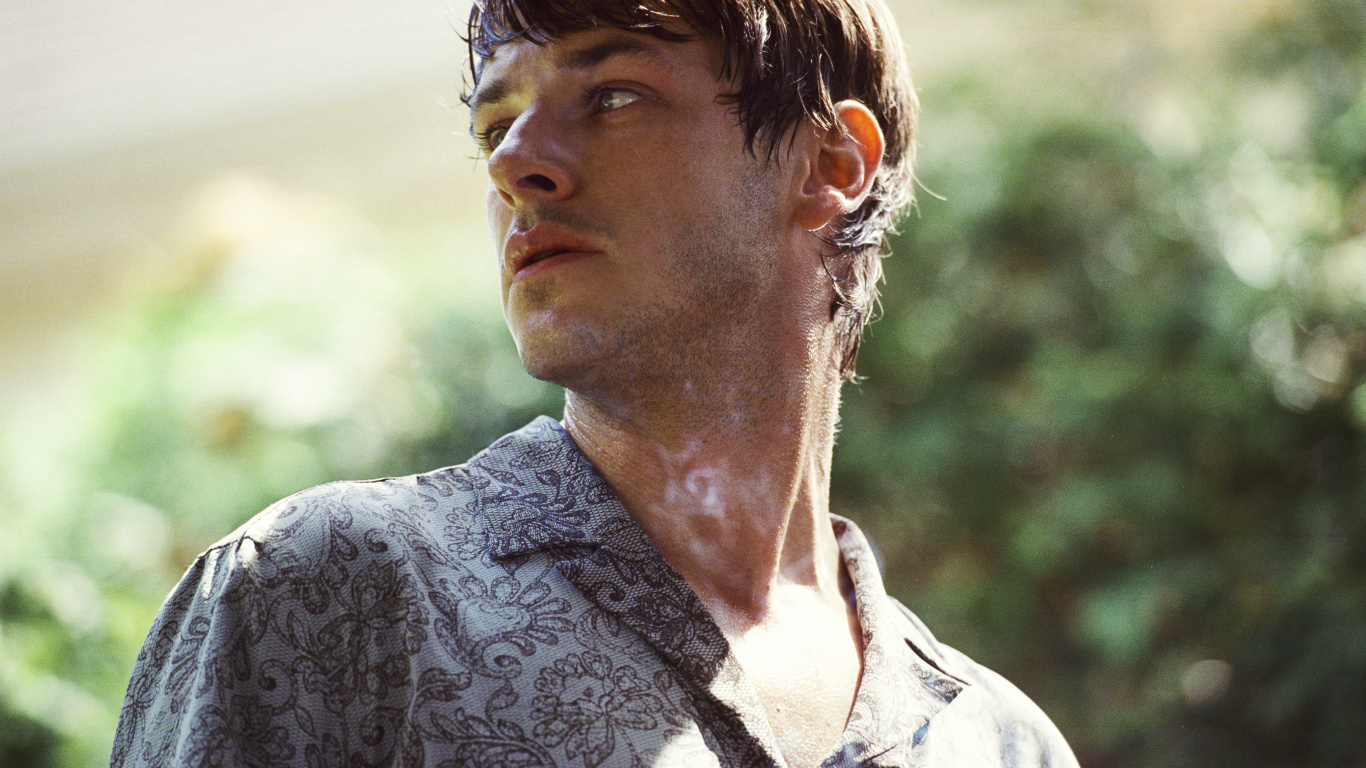 Mujer en Camisa Floral Blanca y Gris. Wallpaper in 1366x768 Resolution